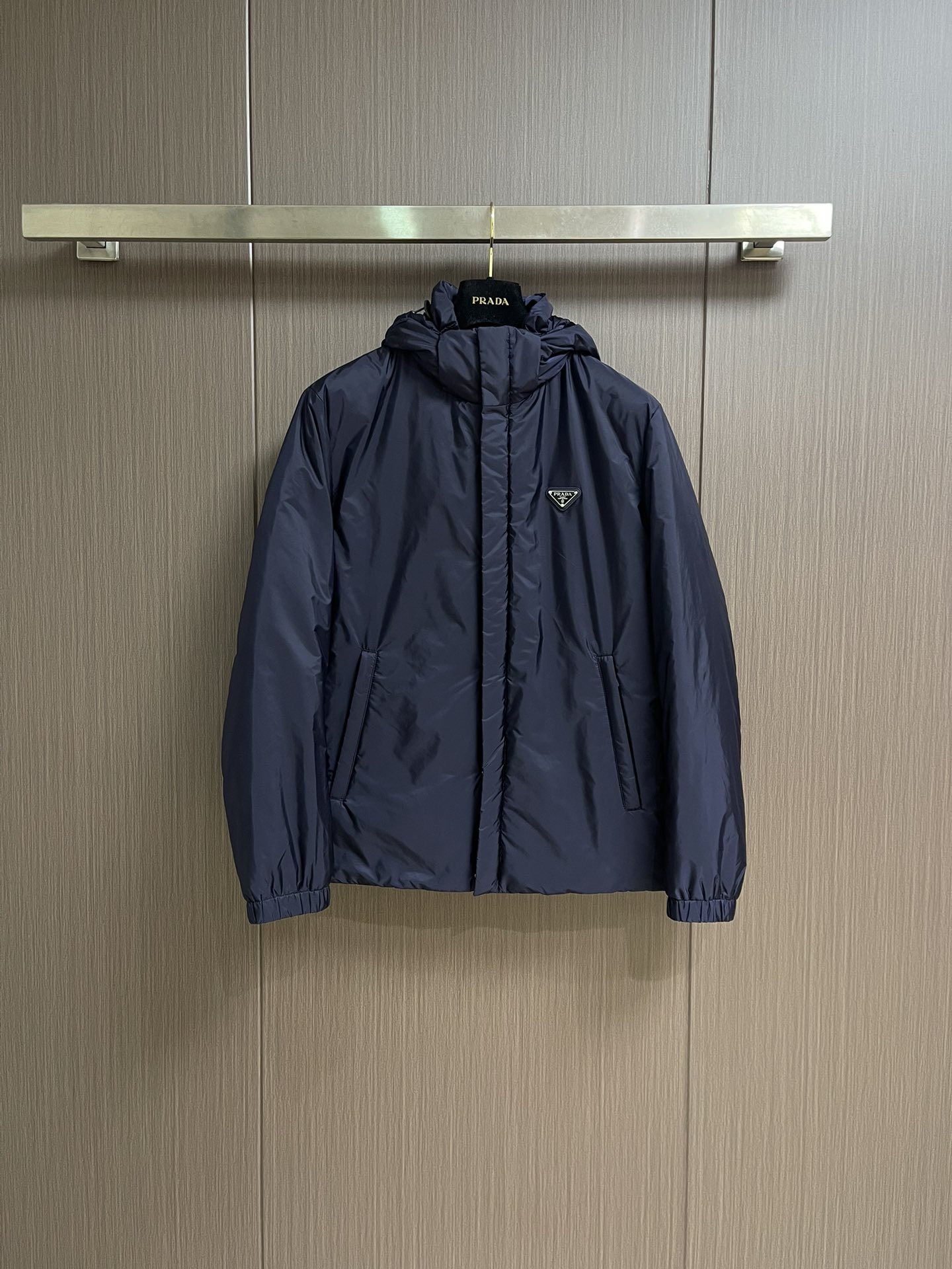 Prada 2025ss早秋新款连帽羽绒服外套，秋季爆款三角金属logo羽绒外套，90白鸭绒 穿上就是舒
