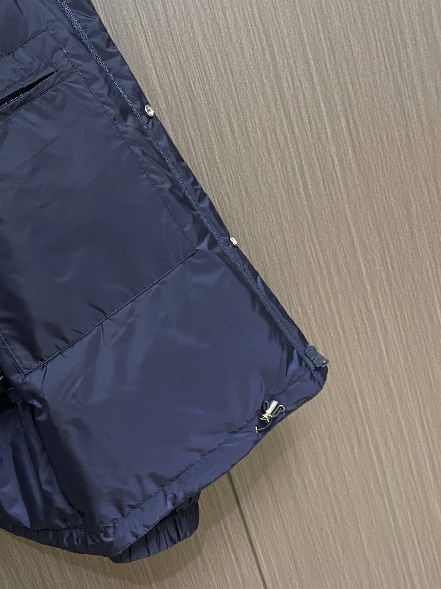 Prada 2025ss早秋新款连帽羽绒服外套，秋季爆款三角金属logo羽绒外套，90白鸭绒 穿上就是舒