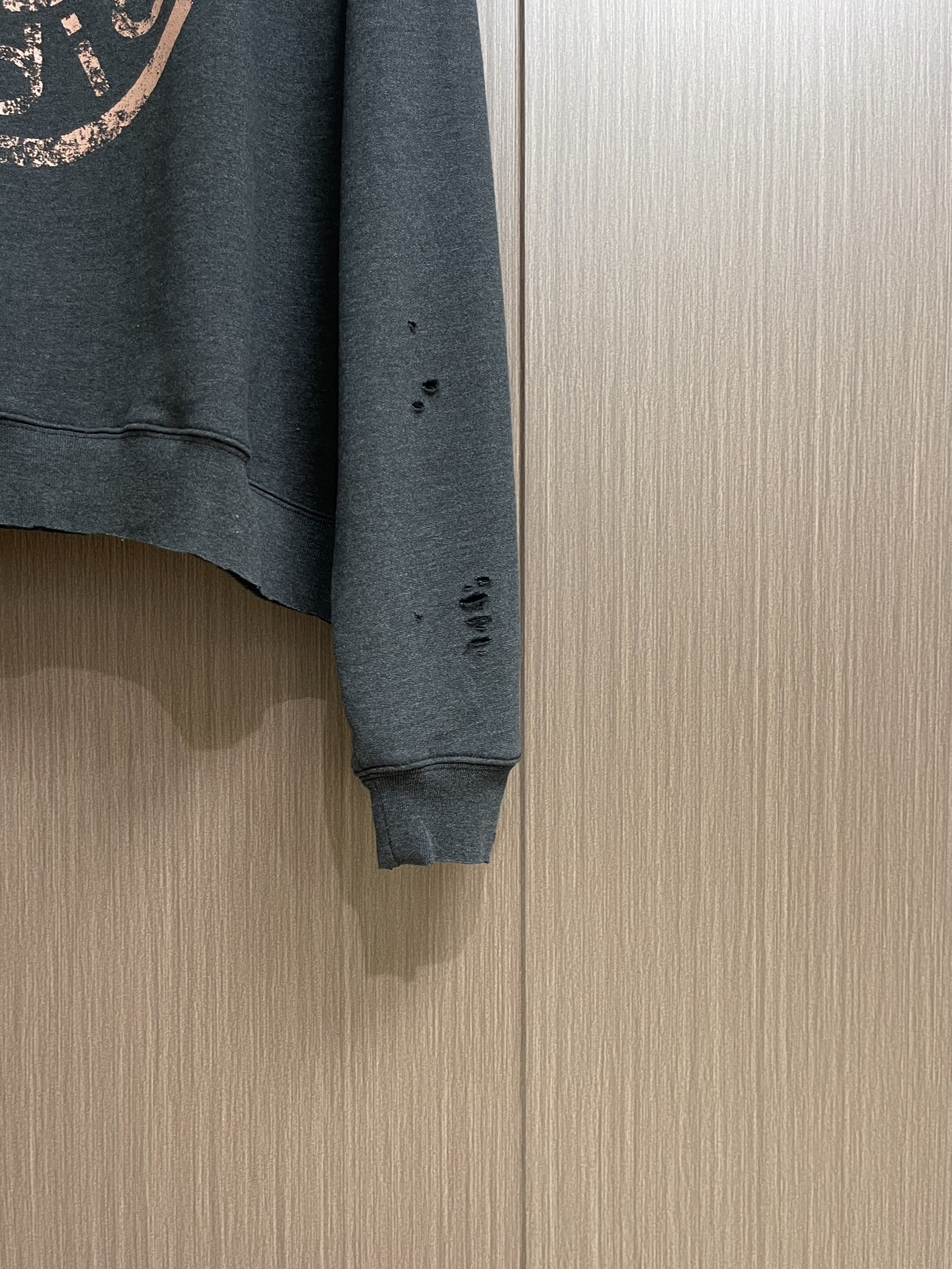 Acne Studios 破洞做旧徽标印花圆领长袖卫衣，定制定染灰绿臻柔棉彩棉料 云感般的触感 细腻柔软