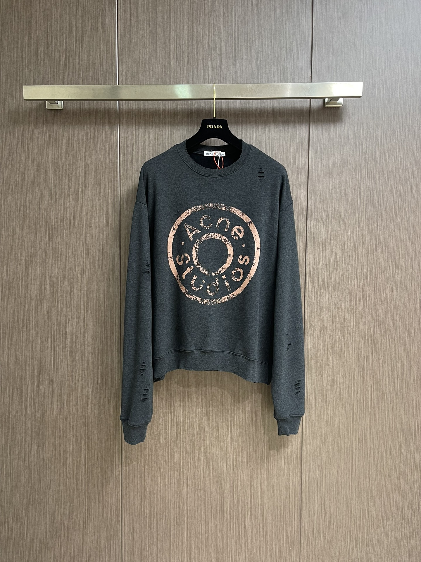 NO:522689,Acne Studios ripped old logo printed round neck long-sleeved sweatshirt, customized dyed gray-green soft cotton, cloud-like touch, delicate and soft, comfortable skin, with a pure gray-green tone, like the elegance of time, engraved on the chest, the unrestrained soul of AcneStudios, the clever integration of the hole elements, the intentional rebellion, the break from the traditional constraints, unique in the wave of trend, using glue printing, the chest printing has been modified three times with film mesh boards, using glue coating to print patterns on the fabric to fix the printed pattern, the body of the clothes is worn by pure artificial regularity, hand brush marks add texture and depth to the surface of the clothes to imitate the texture of natural wear, the fabric is washed, the texture is better, and it is not easy to deform  Not easy to shrink, not easy to fade, maintain long-term beauty, loose style. Size S-XL, acne studios, dior, hoodie, sweatshirts, alexander wang19860909Acne Studios 破洞做旧徽标印花圆领长袖卫衣,定制定染灰绿臻柔棉彩棉料 云感般的触感 细腻柔软 舒适贴肤 以一袭纯粹灰绿调 似是岁月沉淀后的优雅 胸前镌刻AcneStudios不羁的灵魂 破洞元素的巧妙融入 在灰色画布上肆意挥洒 是刻意为之的叛逆 是对传统束缚的挣脱 在潮流的浪潮中独树一帜 采用胶浆印花 胸前印花经过三次菲林网板修改 使用胶浆体涂料在织物上打印图案烘烤织物以固定印刷图案 衣身多处皆由纯人工规律性定位磨破 手工刷痕 在衣物表面增加纹理和深度感 以模仿自然磨损的质感 面料都经过浇洗 手感质感更佳 不易变形 不易缩水 不易褪色 保持长久的美观 宽松版型.尺码S-XL,,acne studios,dior,hoodie,sweatshirts,alexander wang,Men's clothing