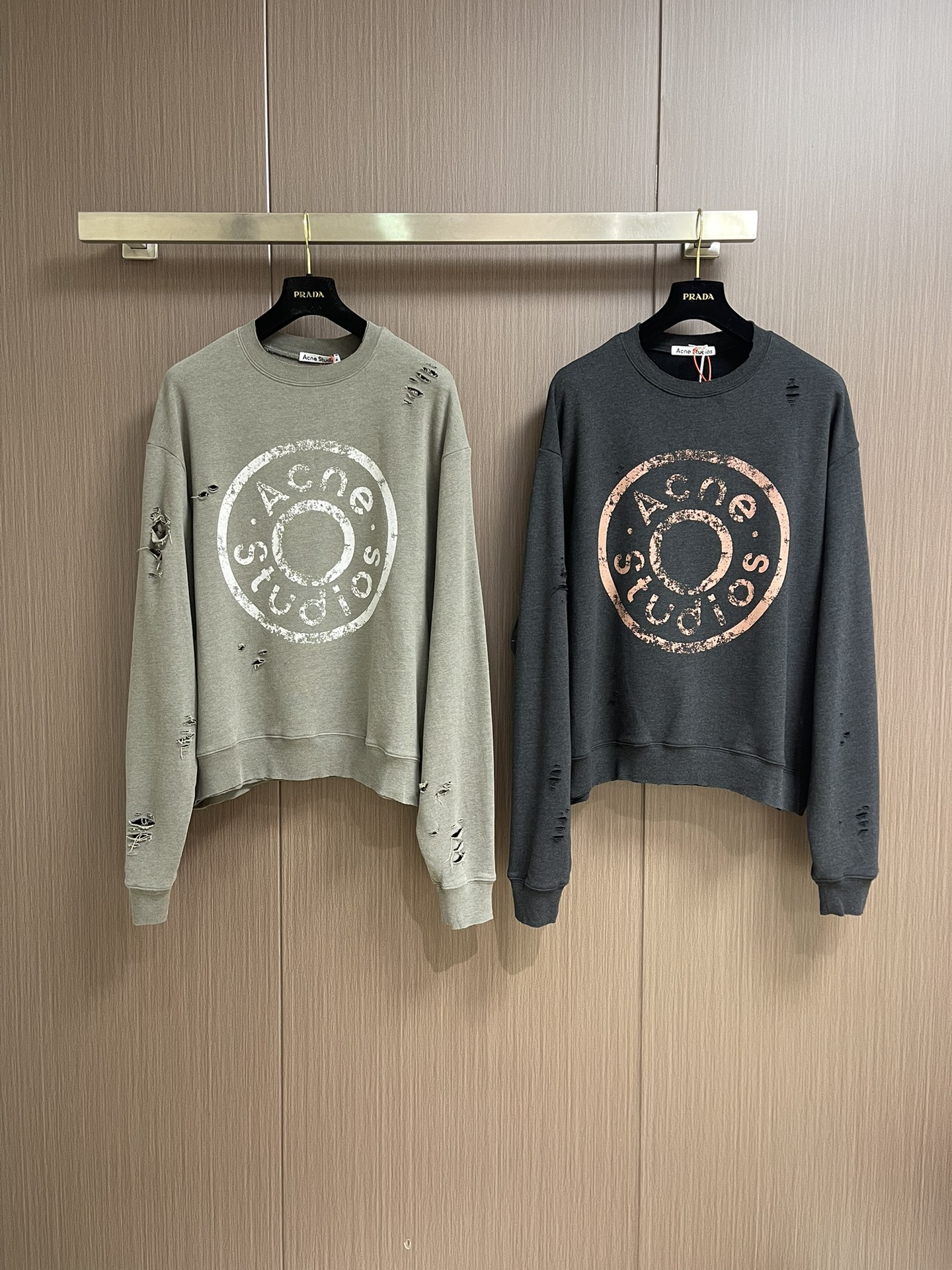 Acne Studios 破洞做旧徽标印花圆领长袖卫衣，定制定染灰绿臻柔棉彩棉料 云感般的触感 细腻柔软