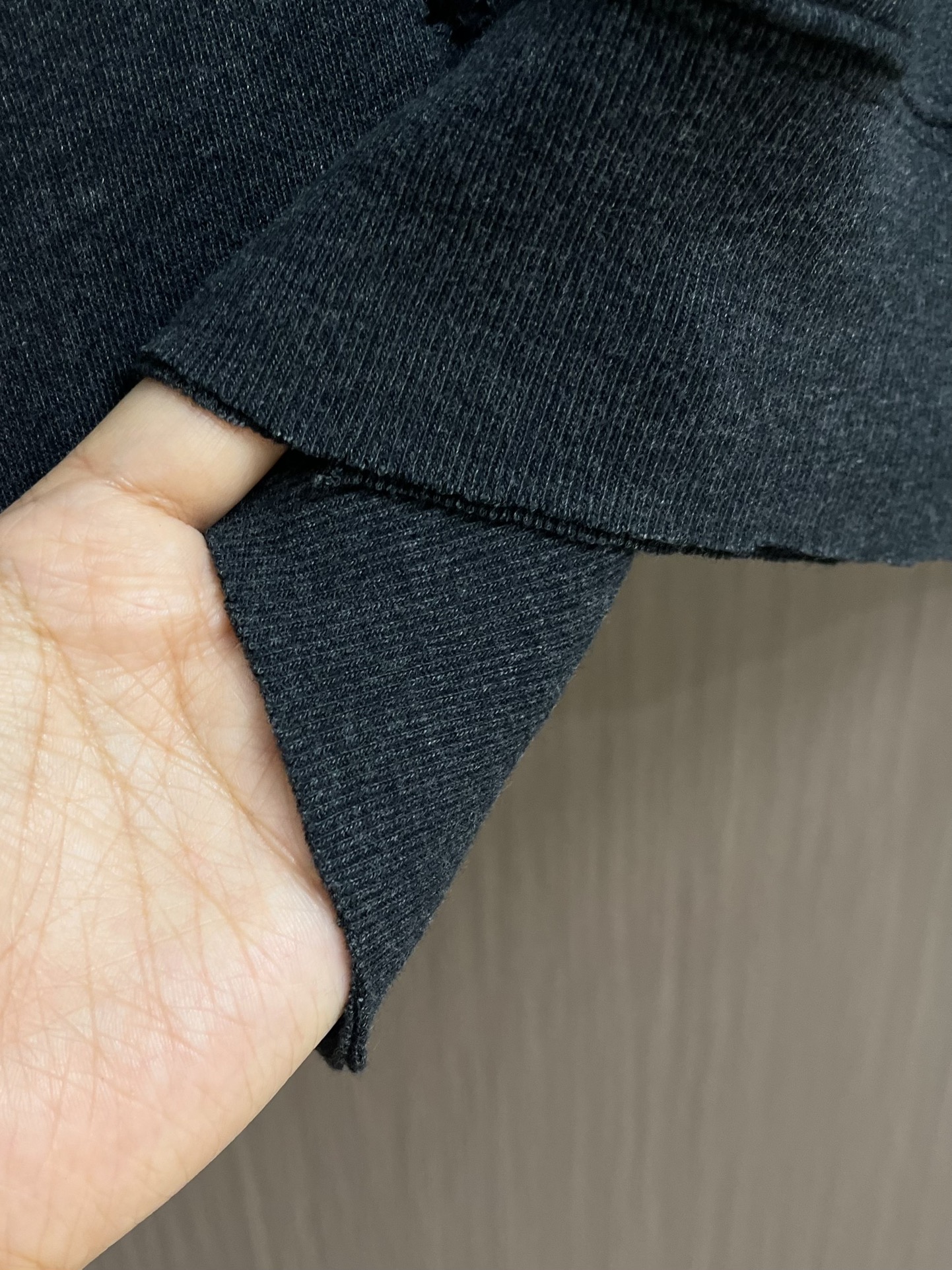 Acne Studios 破洞做旧徽标印花圆领长袖卫衣，定制定染灰绿臻柔棉彩棉料 云感般的触感 细腻柔软