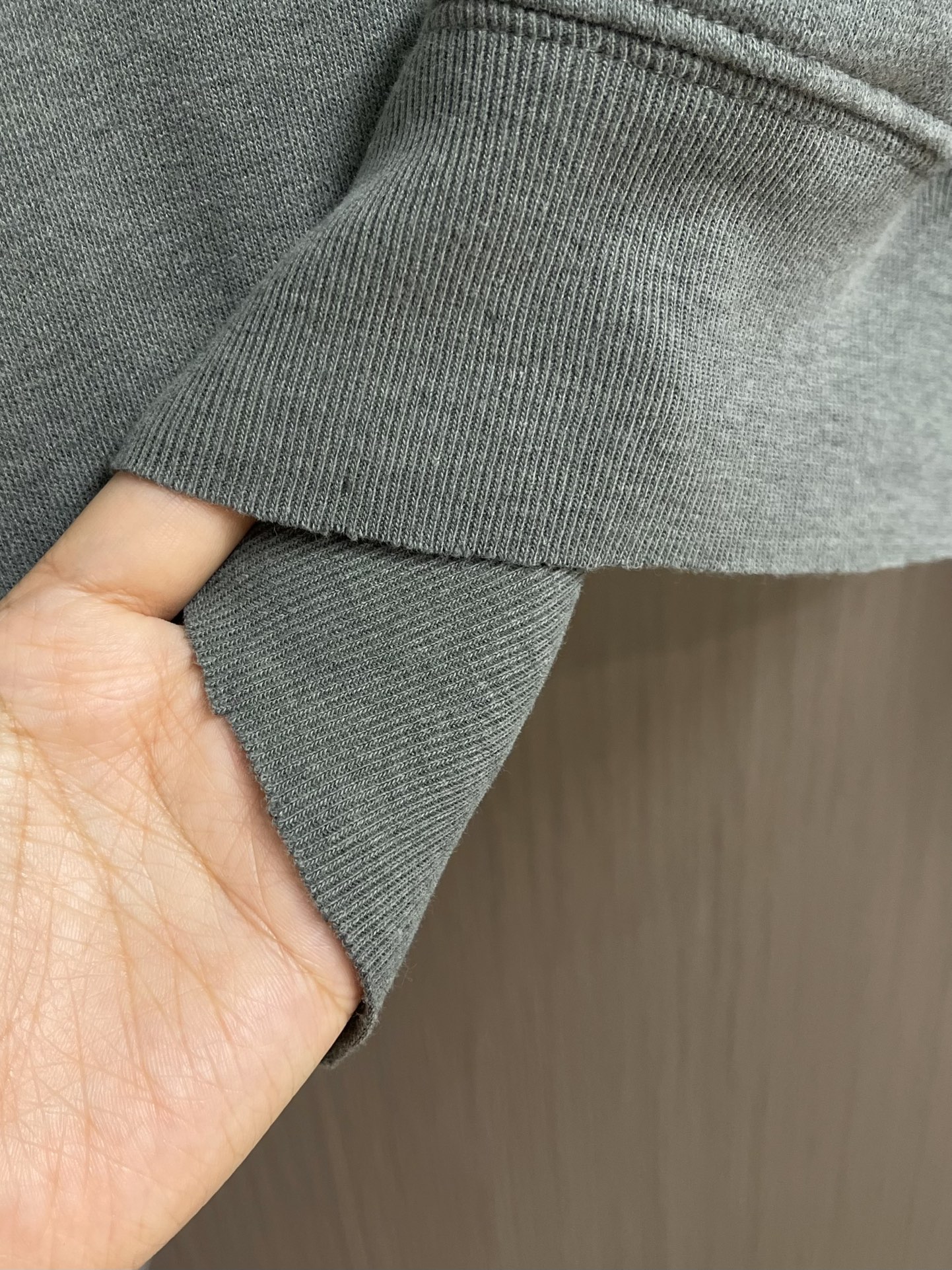 Acne Studios 破洞做旧徽标印花圆领长袖卫衣，定制定染灰绿臻柔棉彩棉料 云感般的触感 细腻柔软