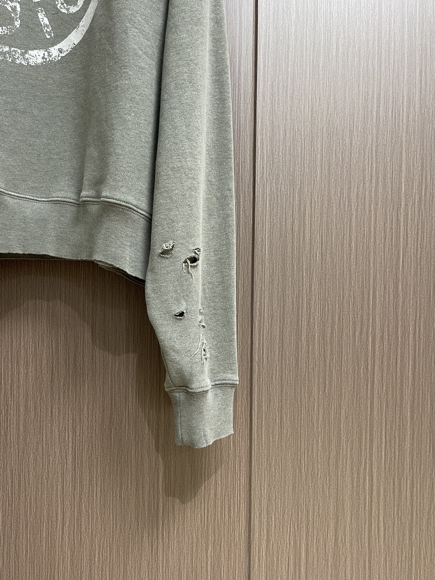 Acne Studios 破洞做旧徽标印花圆领长袖卫衣，定制定染灰绿臻柔棉彩棉料 云感般的触感 细腻柔软