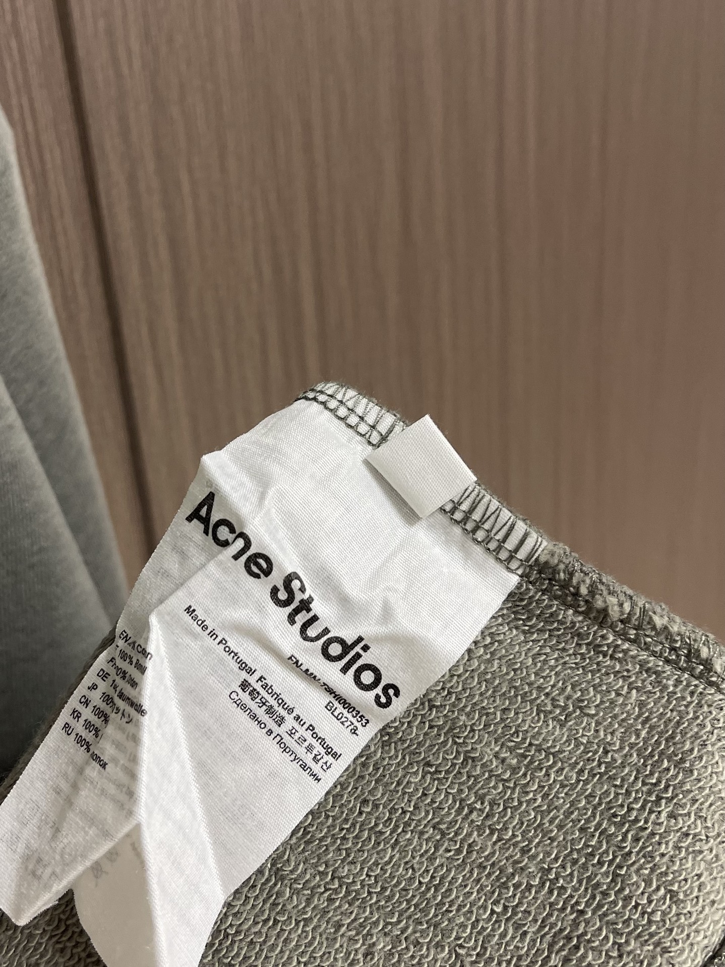 Acne Studios 破洞做旧徽标印花圆领长袖卫衣，定制定染灰绿臻柔棉彩棉料 云感般的触感 细腻柔软