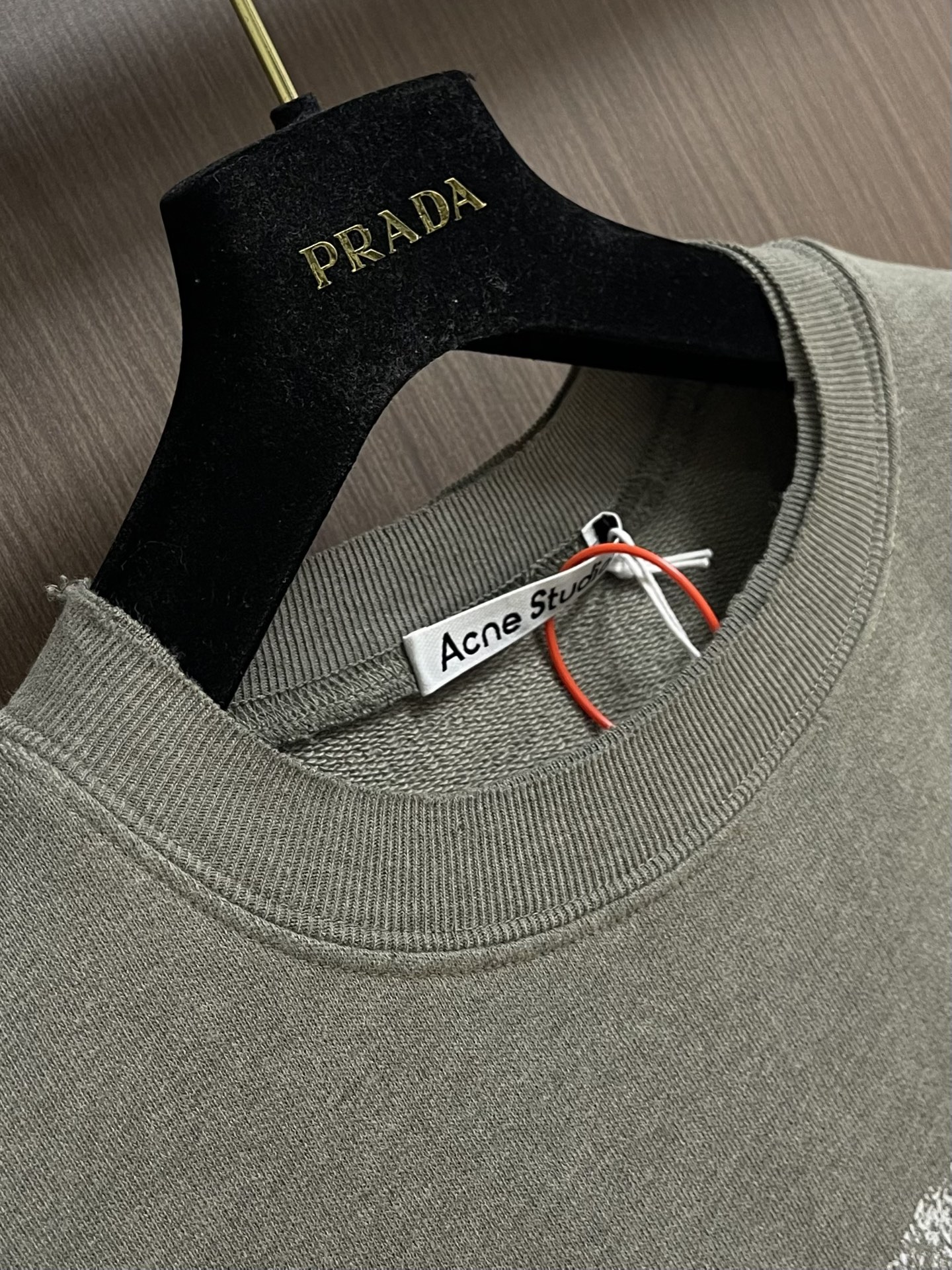 Acne Studios 破洞做旧徽标印花圆领长袖卫衣，定制定染灰绿臻柔棉彩棉料 云感般的触感 细腻柔软