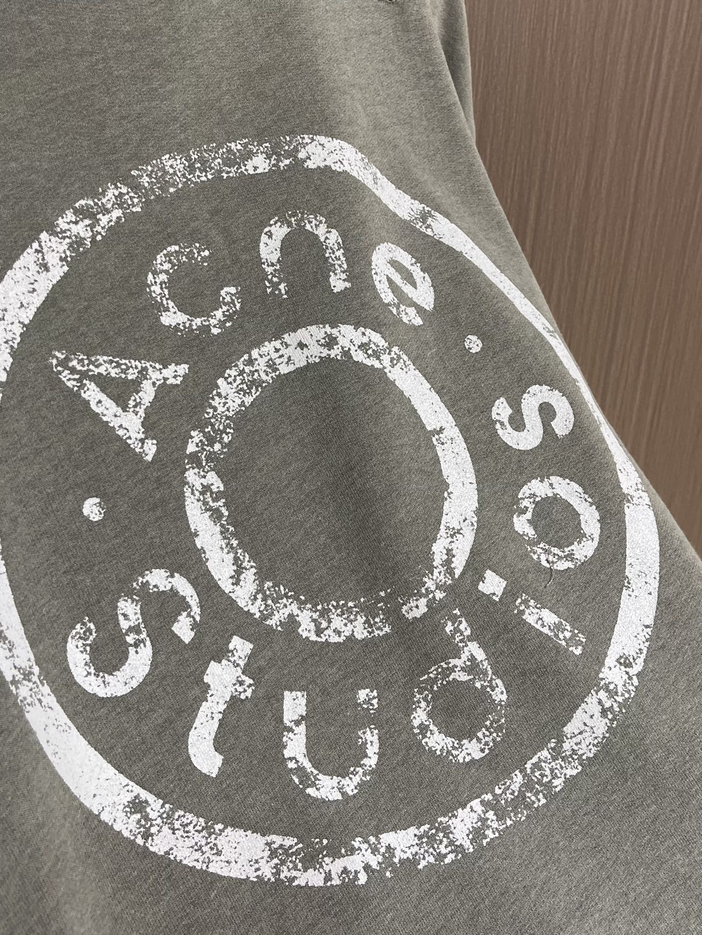 Acne Studios 破洞做旧徽标印花圆领长袖卫衣，定制定染灰绿臻柔棉彩棉料 云感般的触感 细腻柔软