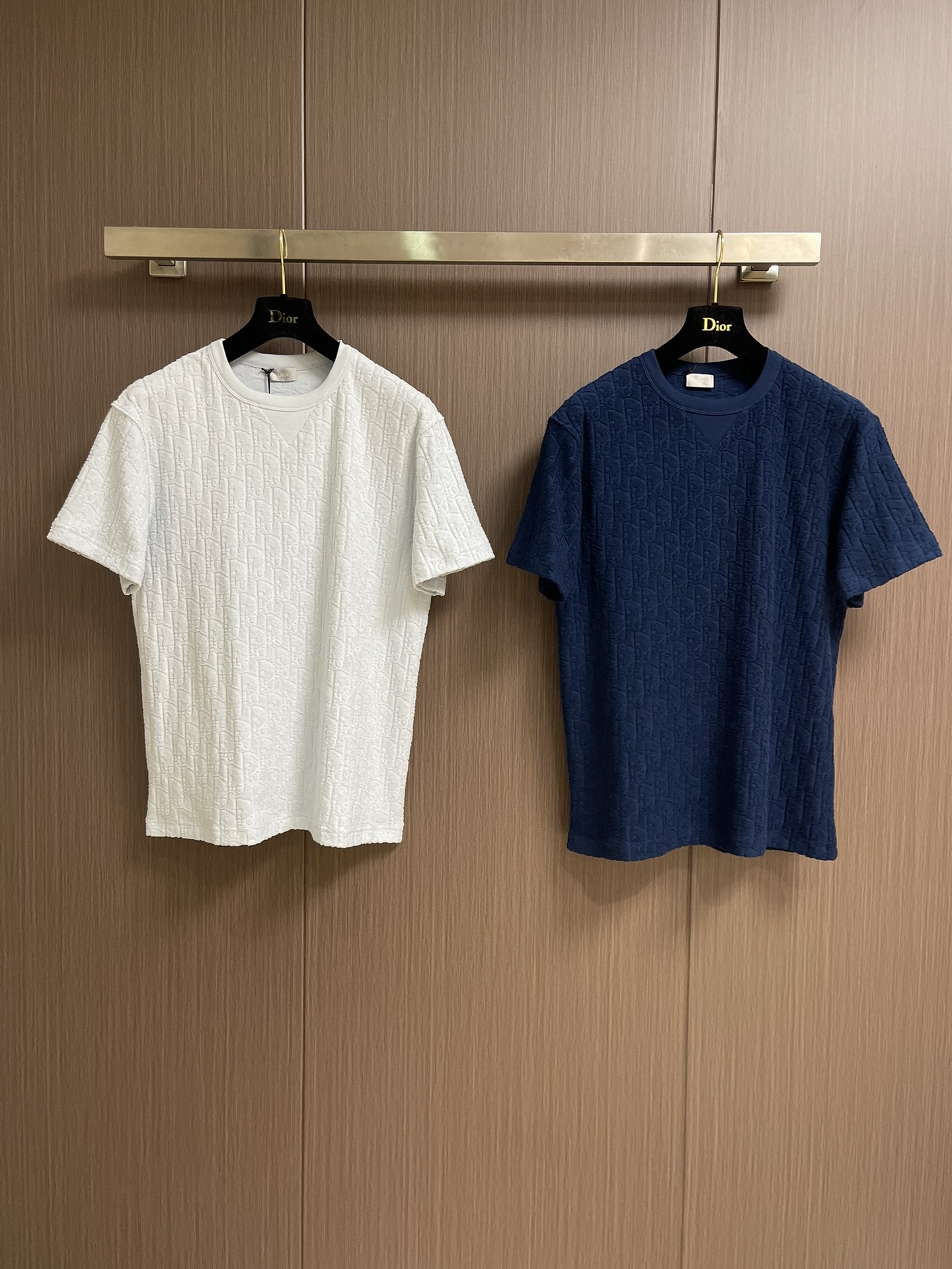 Dior 凹凸暗纹提花短袖T恤！定制300克全棉毛巾面料满印提花，质感舒适度都是拉满的，辨识度很高，上身