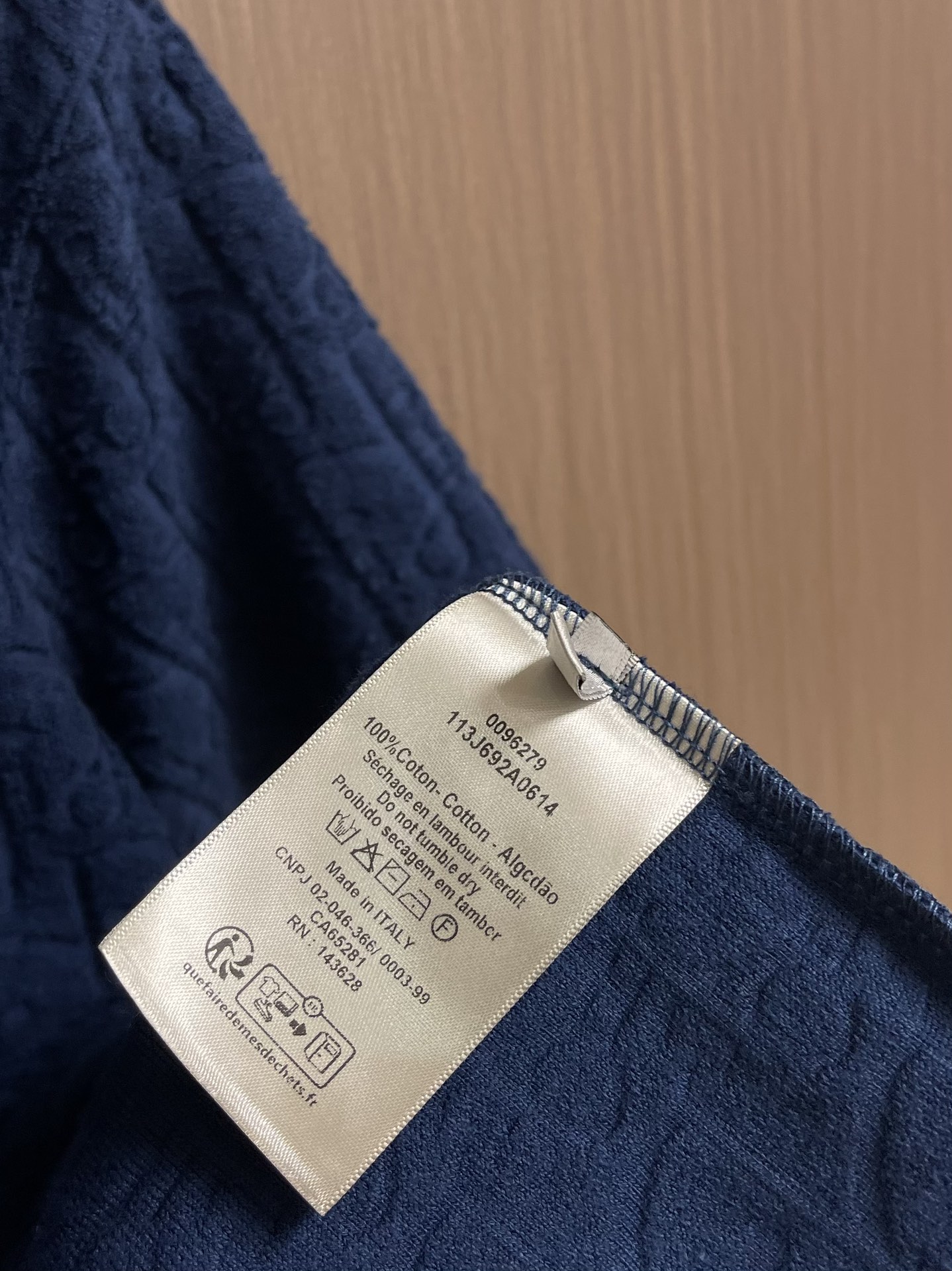 Dior 凹凸暗纹提花短袖T恤！定制300克全棉毛巾面料满印提花，质感舒适度都是拉满的，辨识度很高，上身