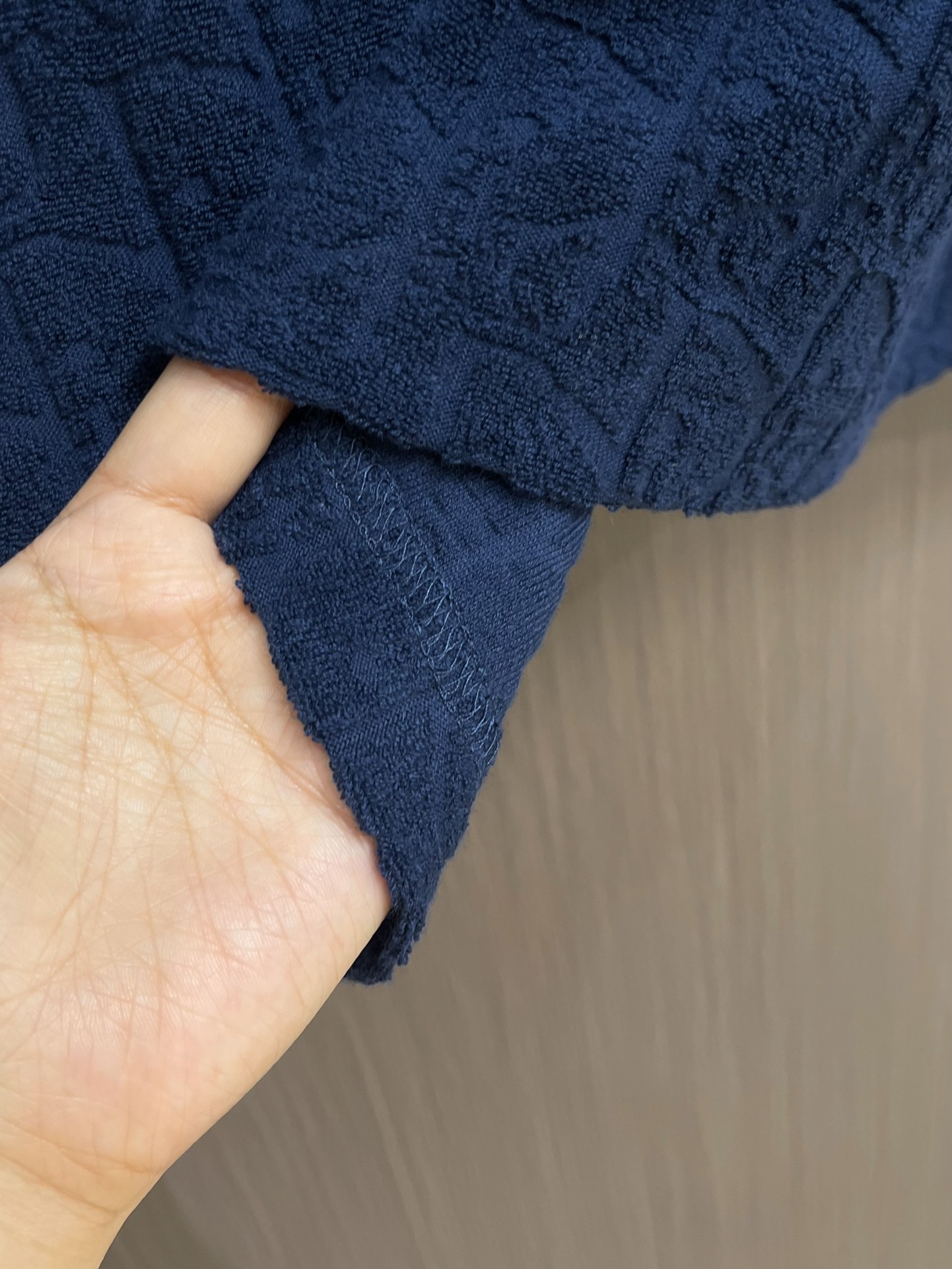 Dior 凹凸暗纹提花短袖T恤！定制300克全棉毛巾面料满印提花，质感舒适度都是拉满的，辨识度很高，上身