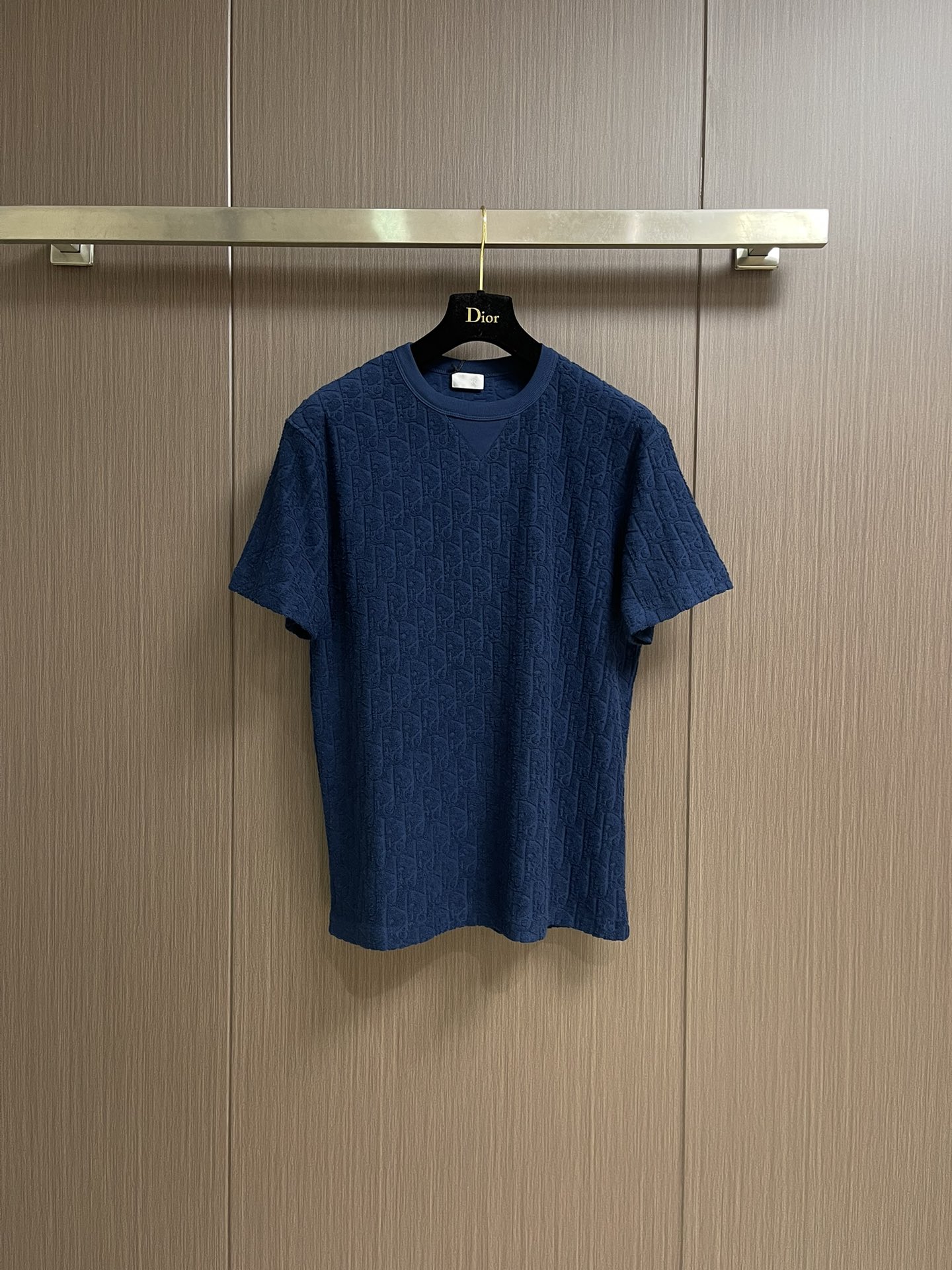Dior 凹凸暗纹提花短袖T恤！定制300克全棉毛巾面料满印提花，质感舒适度都是拉满的，辨识度很高，上身