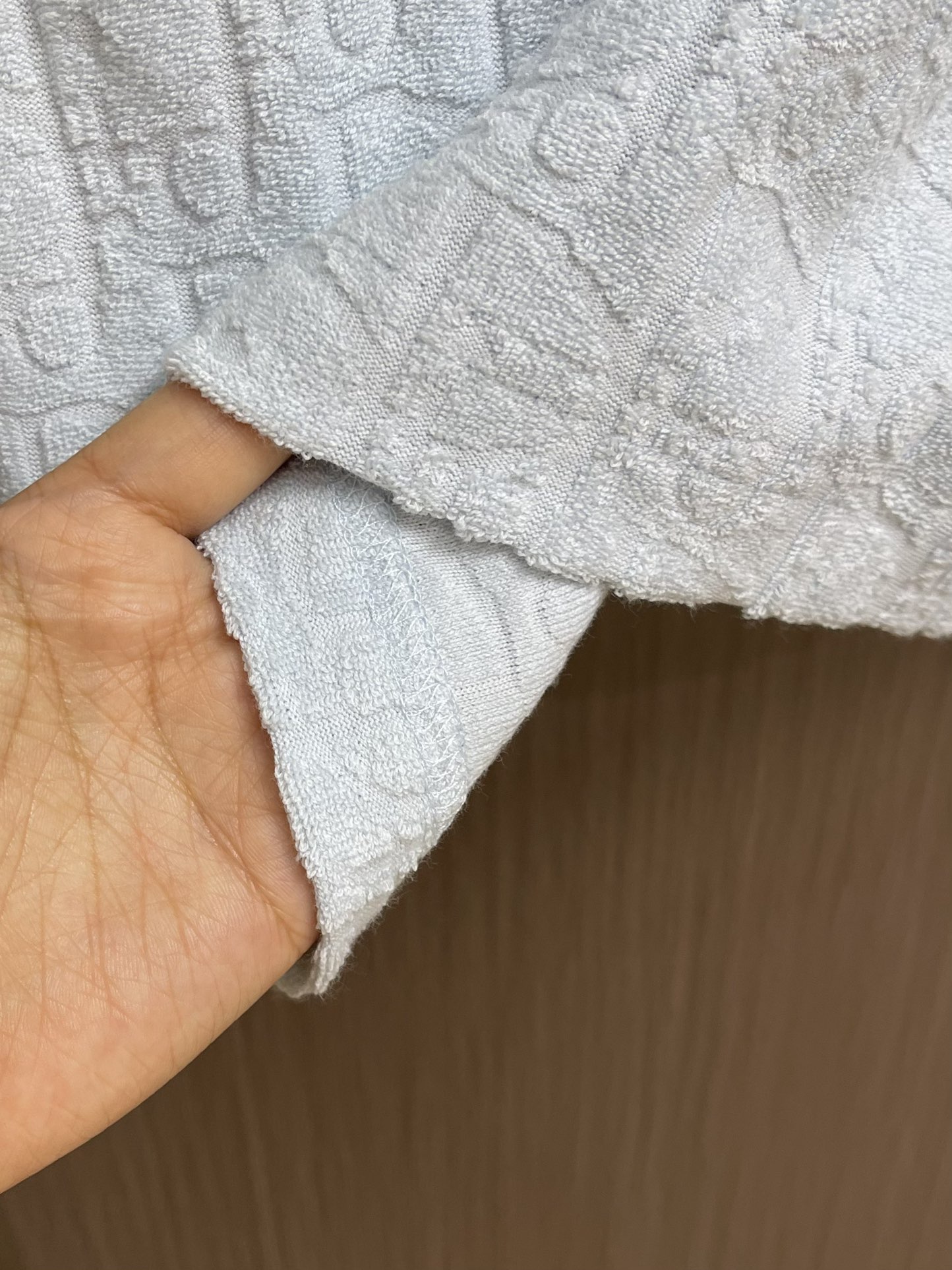 Dior 凹凸暗纹提花短袖T恤！定制300克全棉毛巾面料满印提花，质感舒适度都是拉满的，辨识度很高，上身