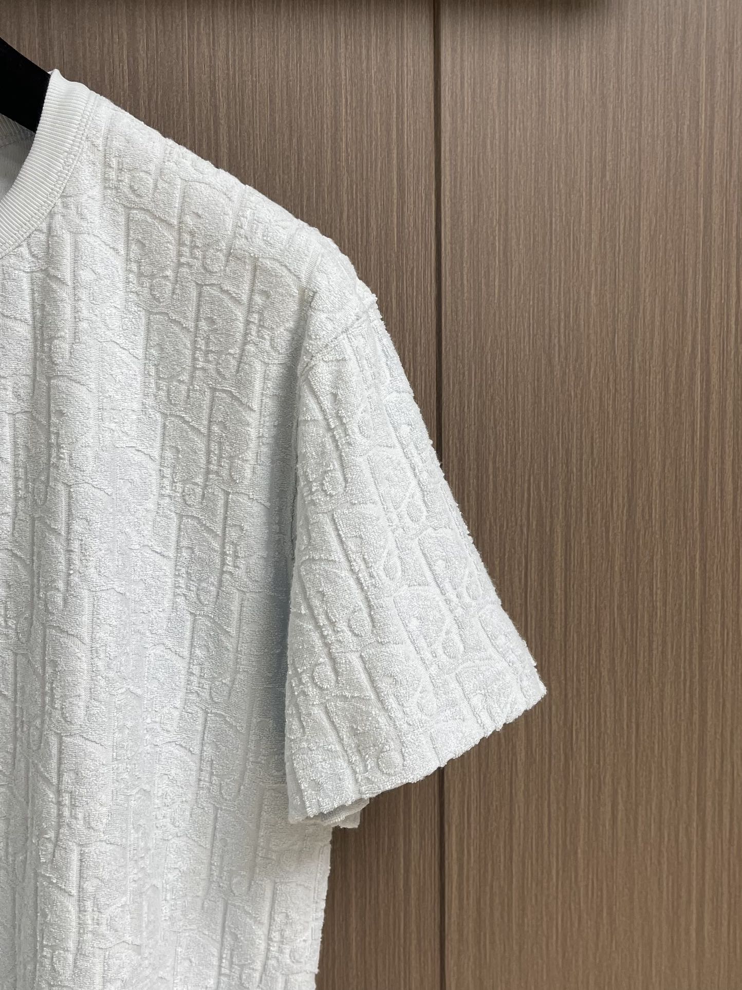 Dior 凹凸暗纹提花短袖T恤！定制300克全棉毛巾面料满印提花，质感舒适度都是拉满的，辨识度很高，上身