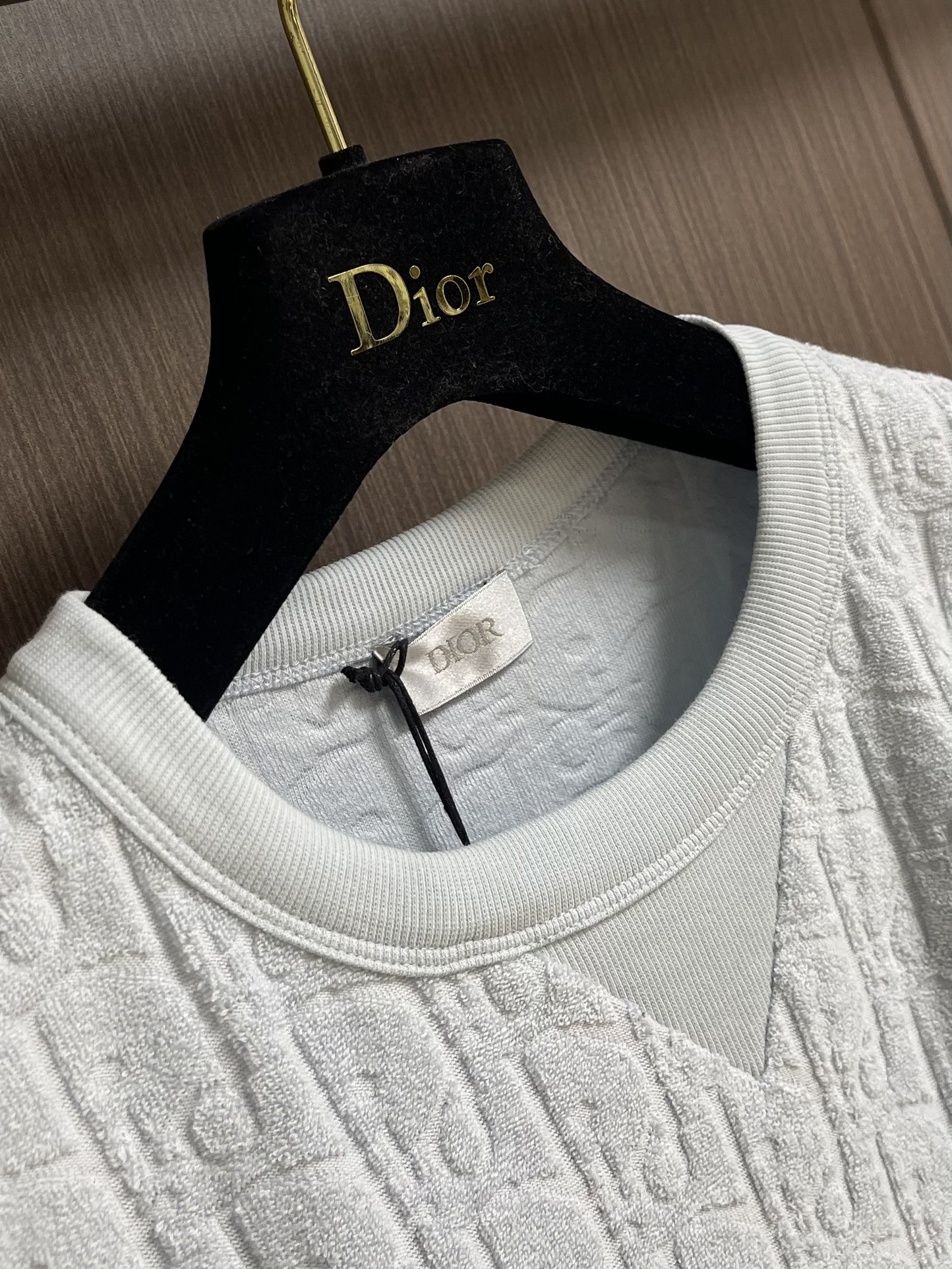 Dior 凹凸暗纹提花短袖T恤！定制300克全棉毛巾面料满印提花，质感舒适度都是拉满的，辨识度很高，上身