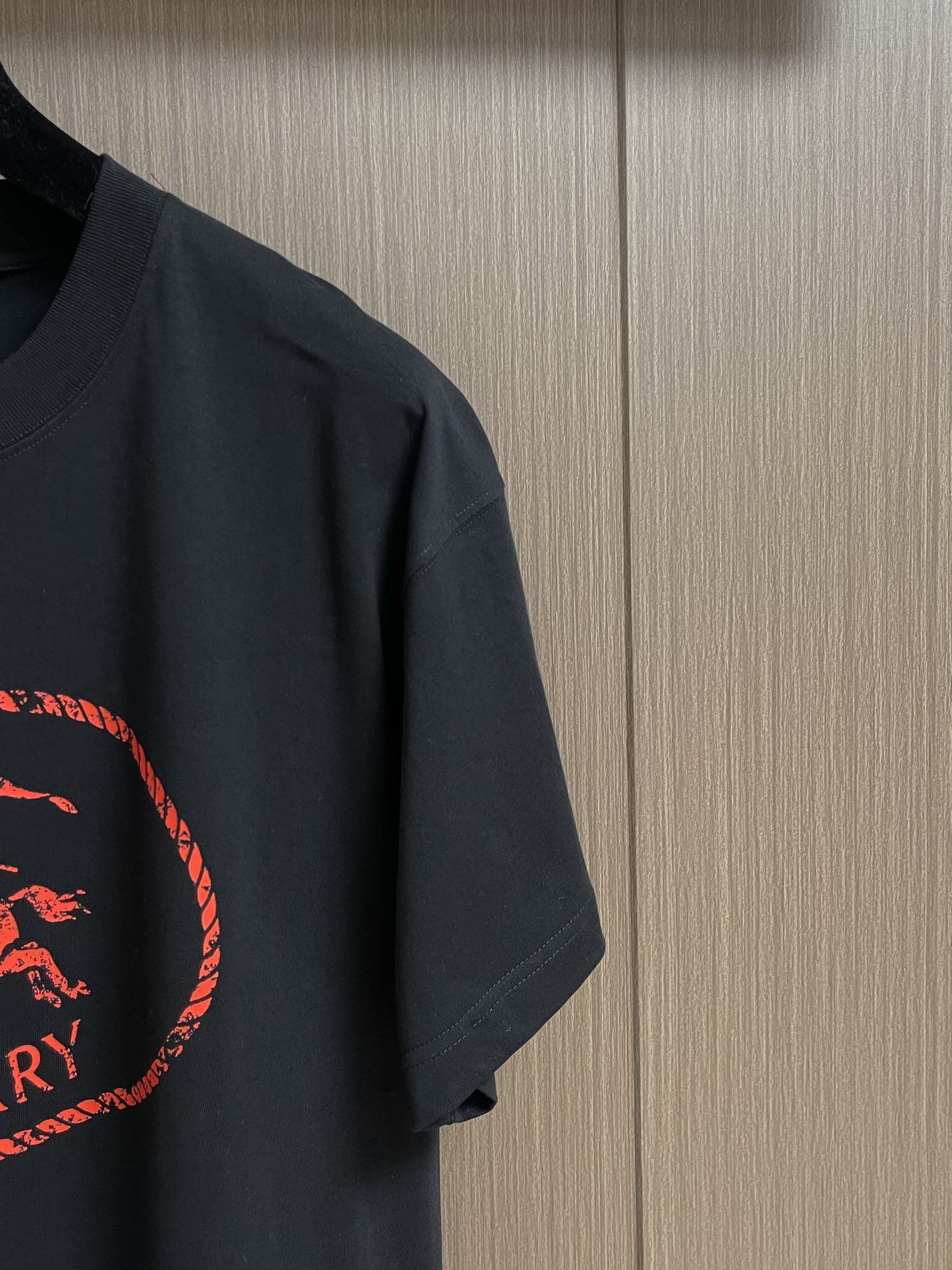 Burberry 骑士印章棉质混纺短袖T恤 选用棉质混纺材质打造，呈现休闲版型。点缀复古感骑士印章印花，