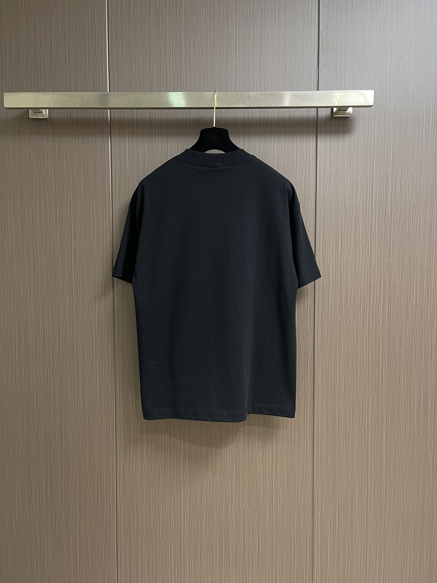 Burberry 骑士印章棉质混纺短袖T恤 选用棉质混纺材质打造，呈现休闲版型。点缀复古感骑士印章印花，