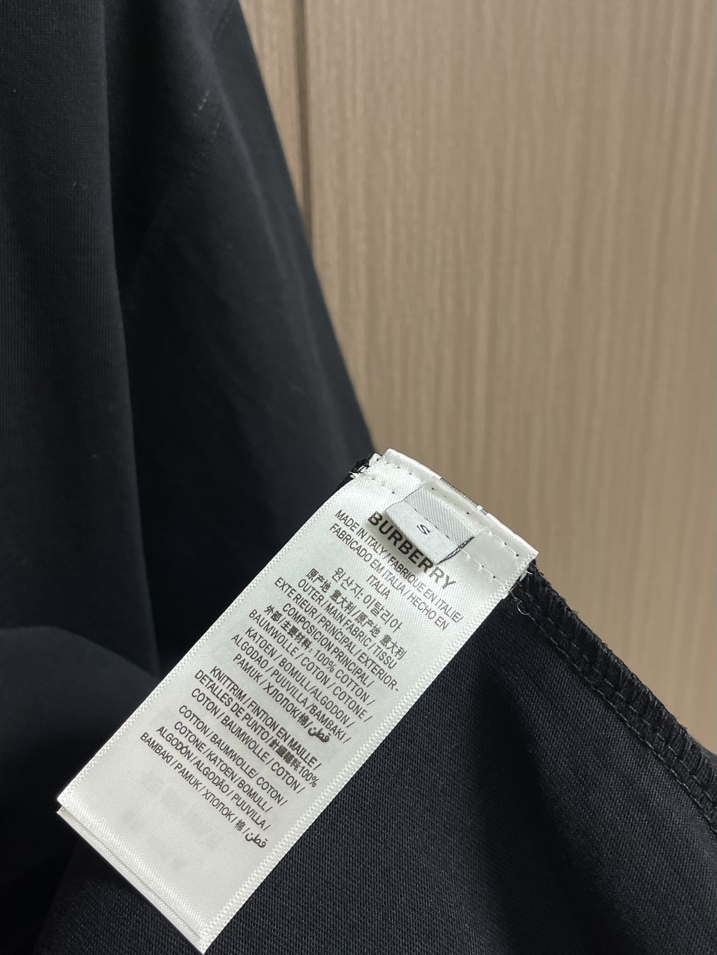 Burberry 骑士印章棉质混纺短袖T恤 选用棉质混纺材质打造，呈现休闲版型。点缀复古感骑士印章印花，