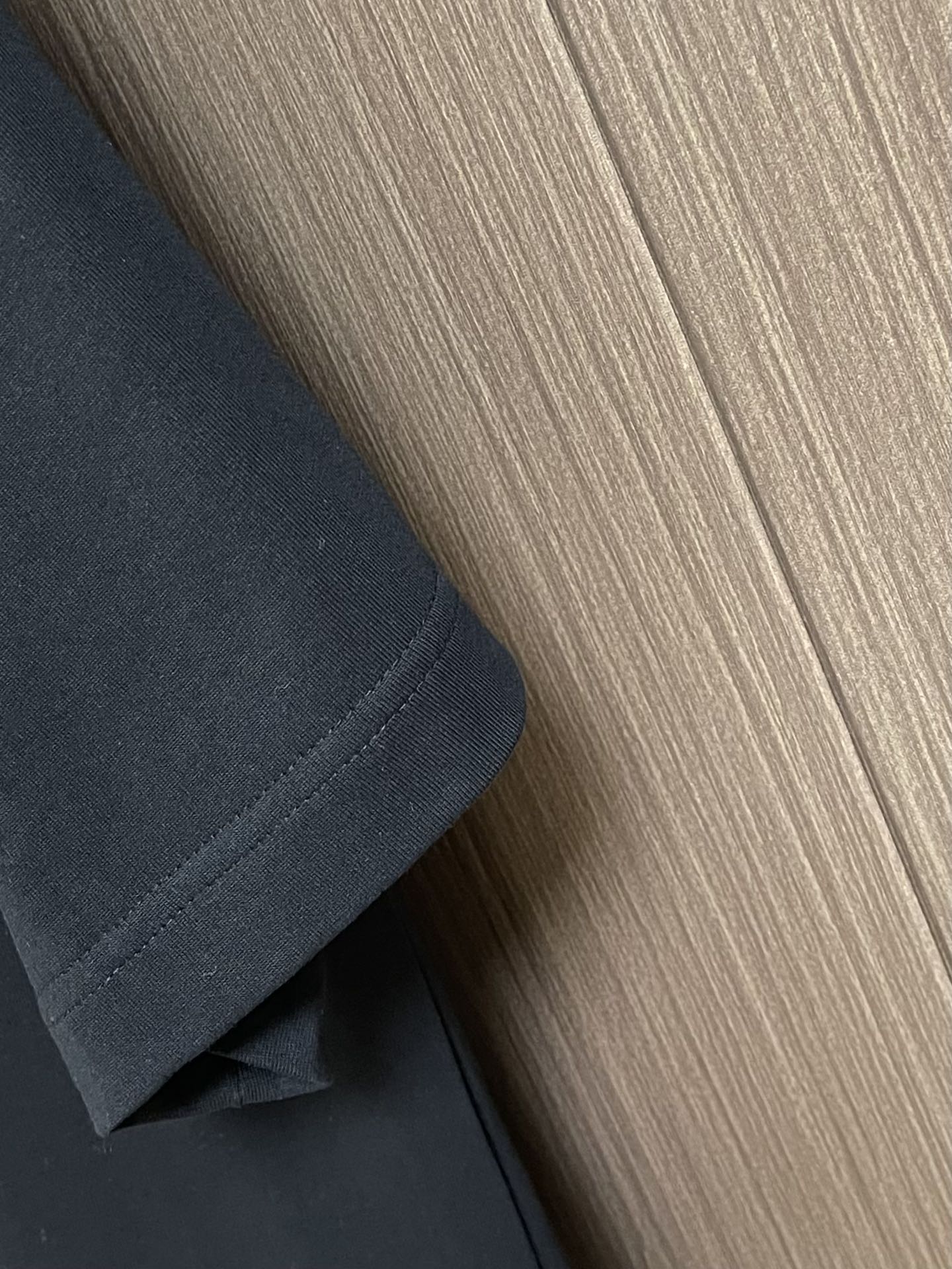 Burberry 骑士印章棉质混纺短袖T恤 选用棉质混纺材质打造，呈现休闲版型。点缀复古感骑士印章印花，