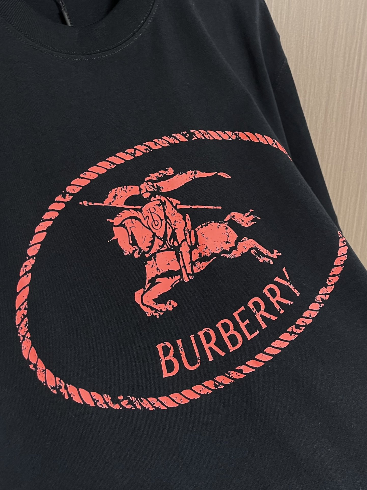 Burberry 骑士印章棉质混纺短袖T恤 选用棉质混纺材质打造，呈现休闲版型。点缀复古感骑士印章印花，