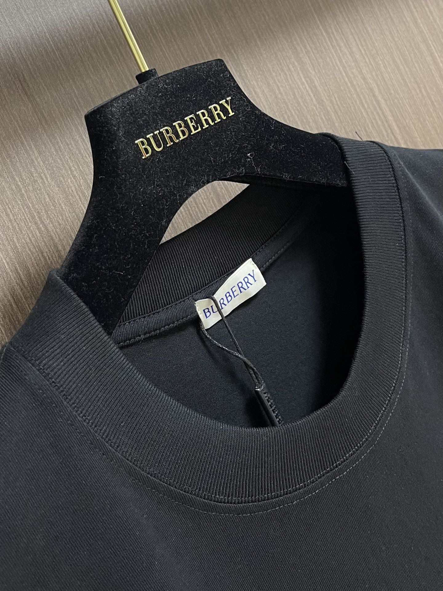Burberry 骑士印章棉质混纺短袖T恤 选用棉质混纺材质打造，呈现休闲版型。点缀复古感骑士印章印花，