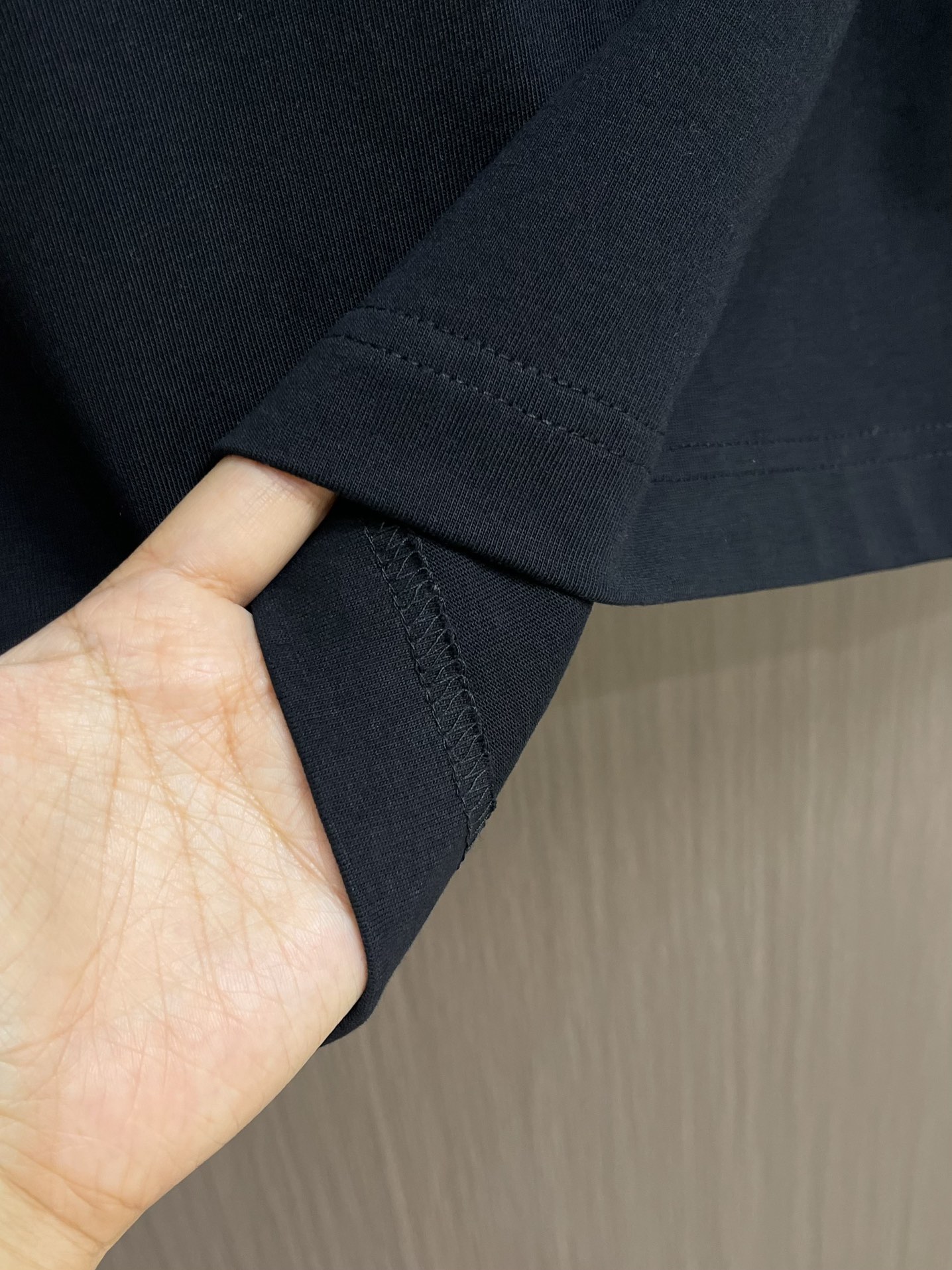 Burberry 骑士印章棉质混纺短袖T恤 选用棉质混纺材质打造，呈现休闲版型。点缀复古感骑士印章印花，