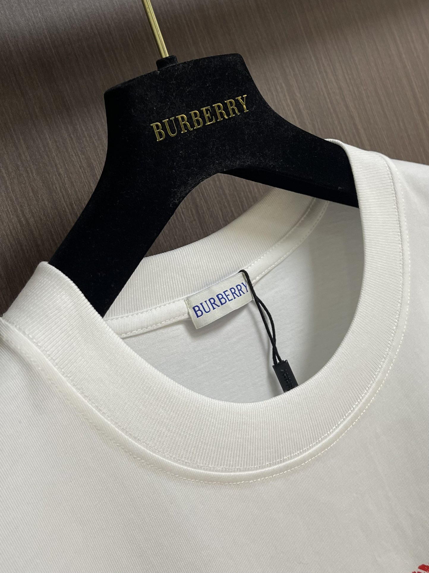 Burberry 骑士印章棉质混纺短袖T恤 选用棉质混纺材质打造，呈现休闲版型。点缀复古感骑士印章印花，