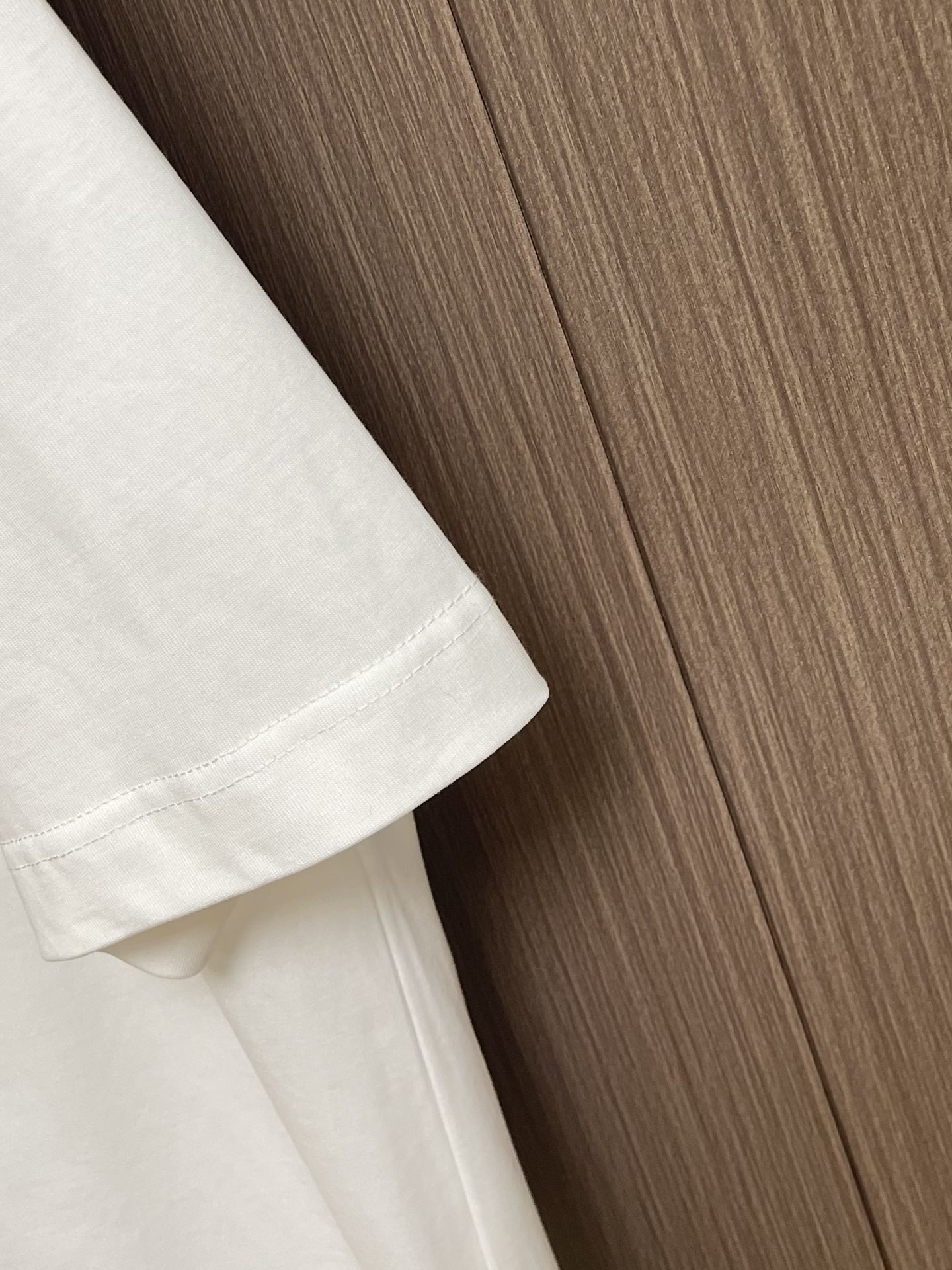 Burberry 骑士印章棉质混纺短袖T恤 选用棉质混纺材质打造，呈现休闲版型。点缀复古感骑士印章印花，