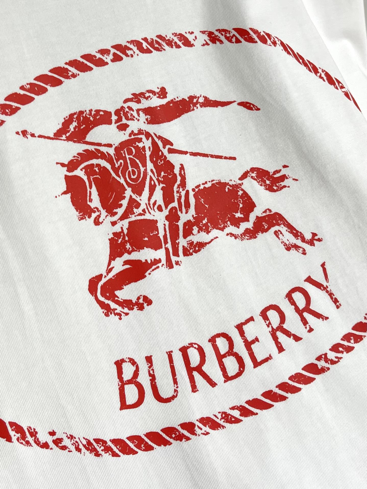 Burberry 骑士印章棉质混纺短袖T恤 选用棉质混纺材质打造，呈现休闲版型。点缀复古感骑士印章印花，