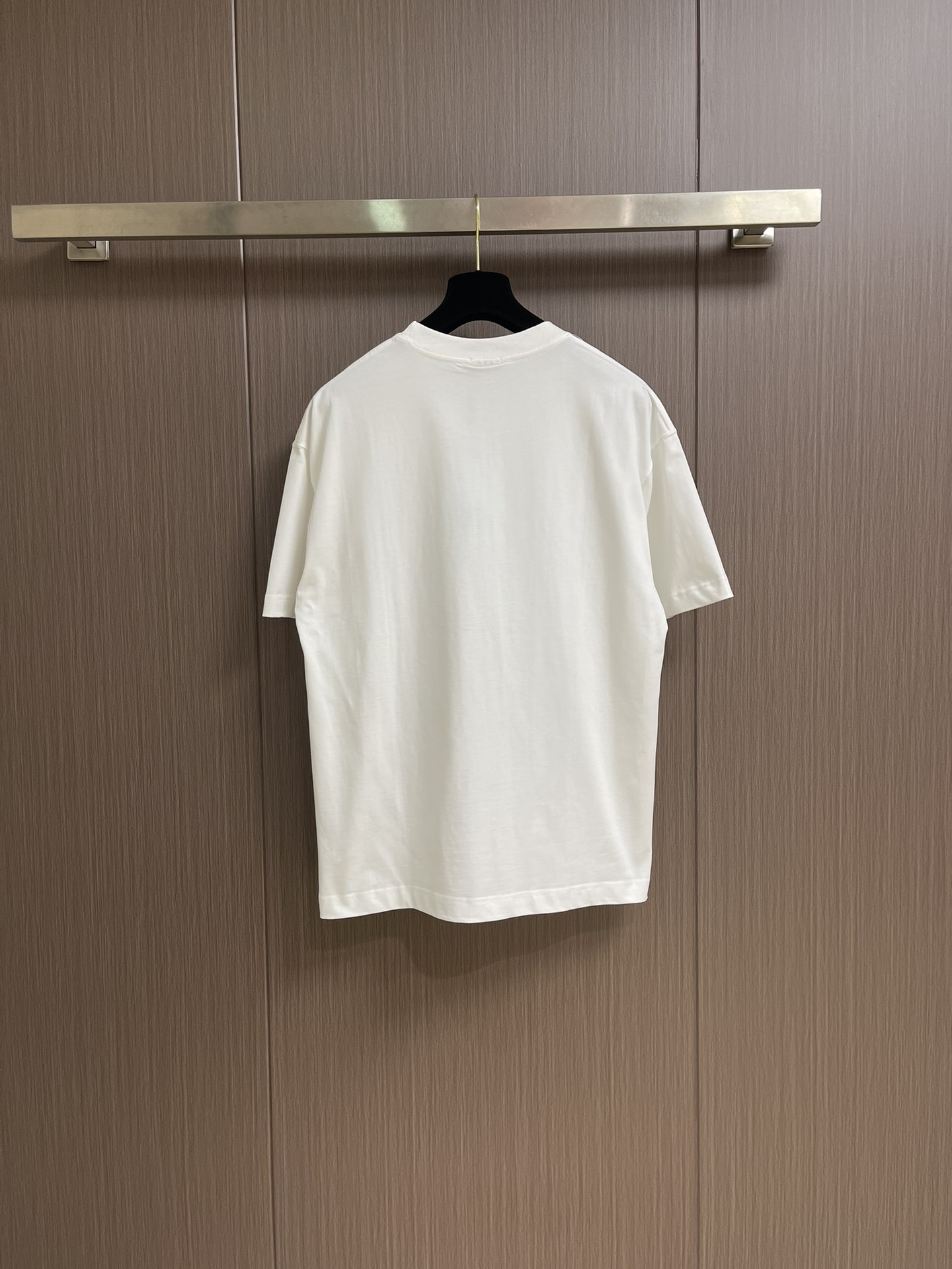 Burberry 骑士印章棉质混纺短袖T恤 选用棉质混纺材质打造，呈现休闲版型。点缀复古感骑士印章印花，