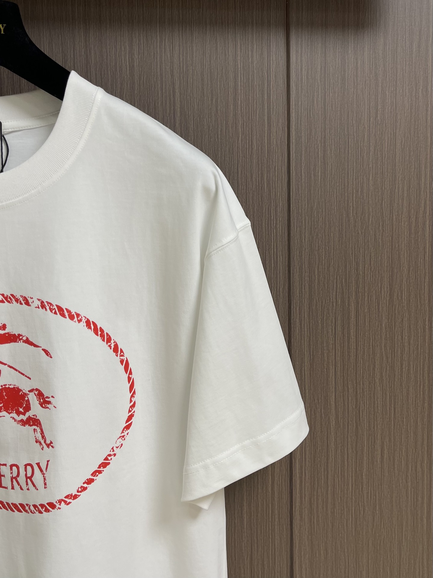 Burberry 骑士印章棉质混纺短袖T恤 选用棉质混纺材质打造，呈现休闲版型。点缀复古感骑士印章印花，