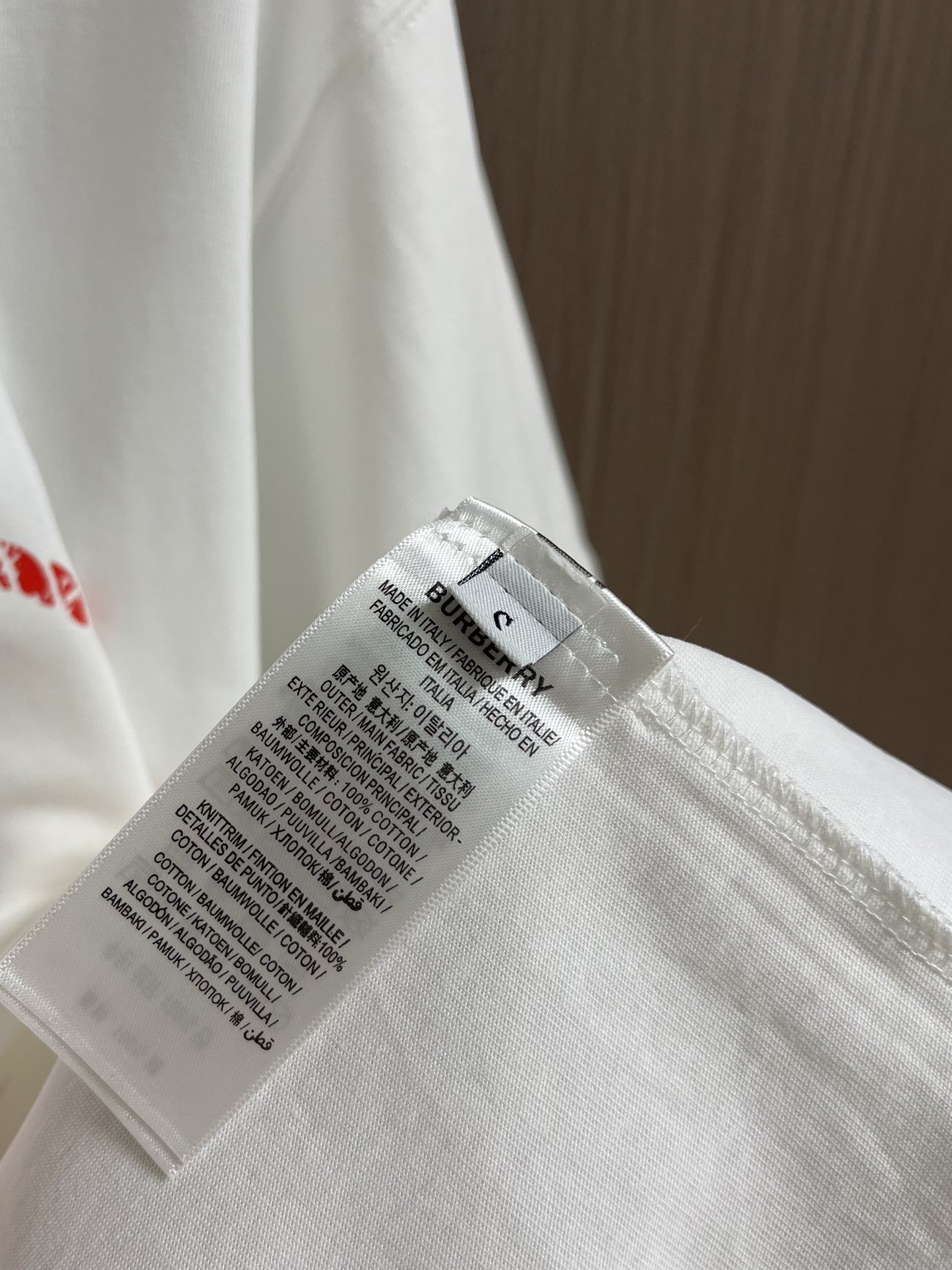 Burberry 骑士印章棉质混纺短袖T恤 选用棉质混纺材质打造，呈现休闲版型。点缀复古感骑士印章印花，