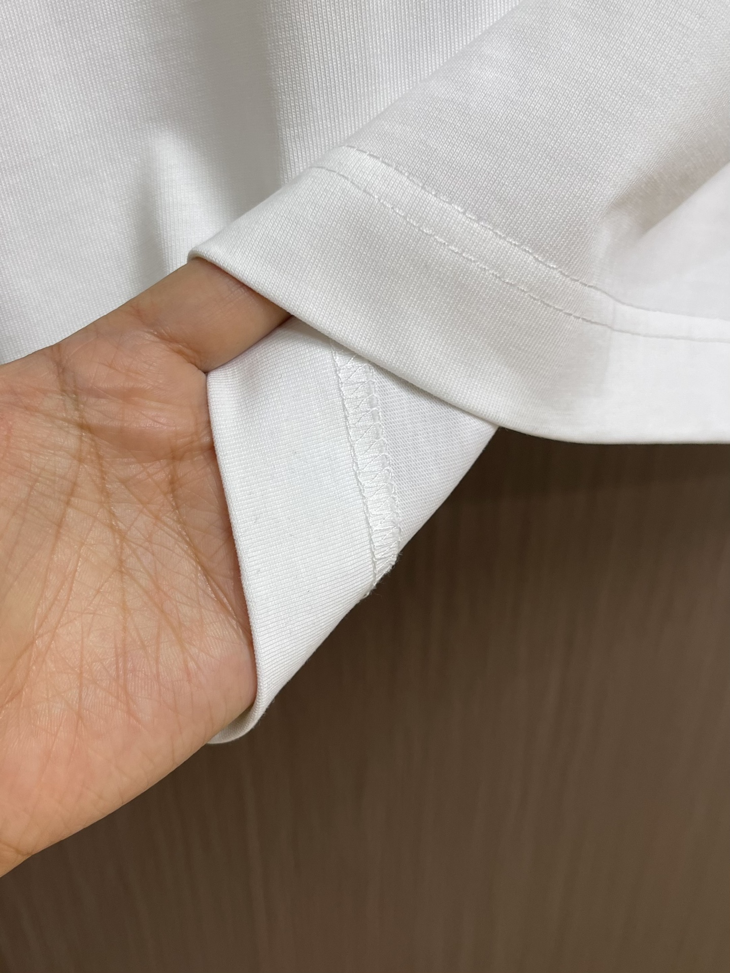 Burberry 骑士印章棉质混纺短袖T恤 选用棉质混纺材质打造，呈现休闲版型。点缀复古感骑士印章印花，