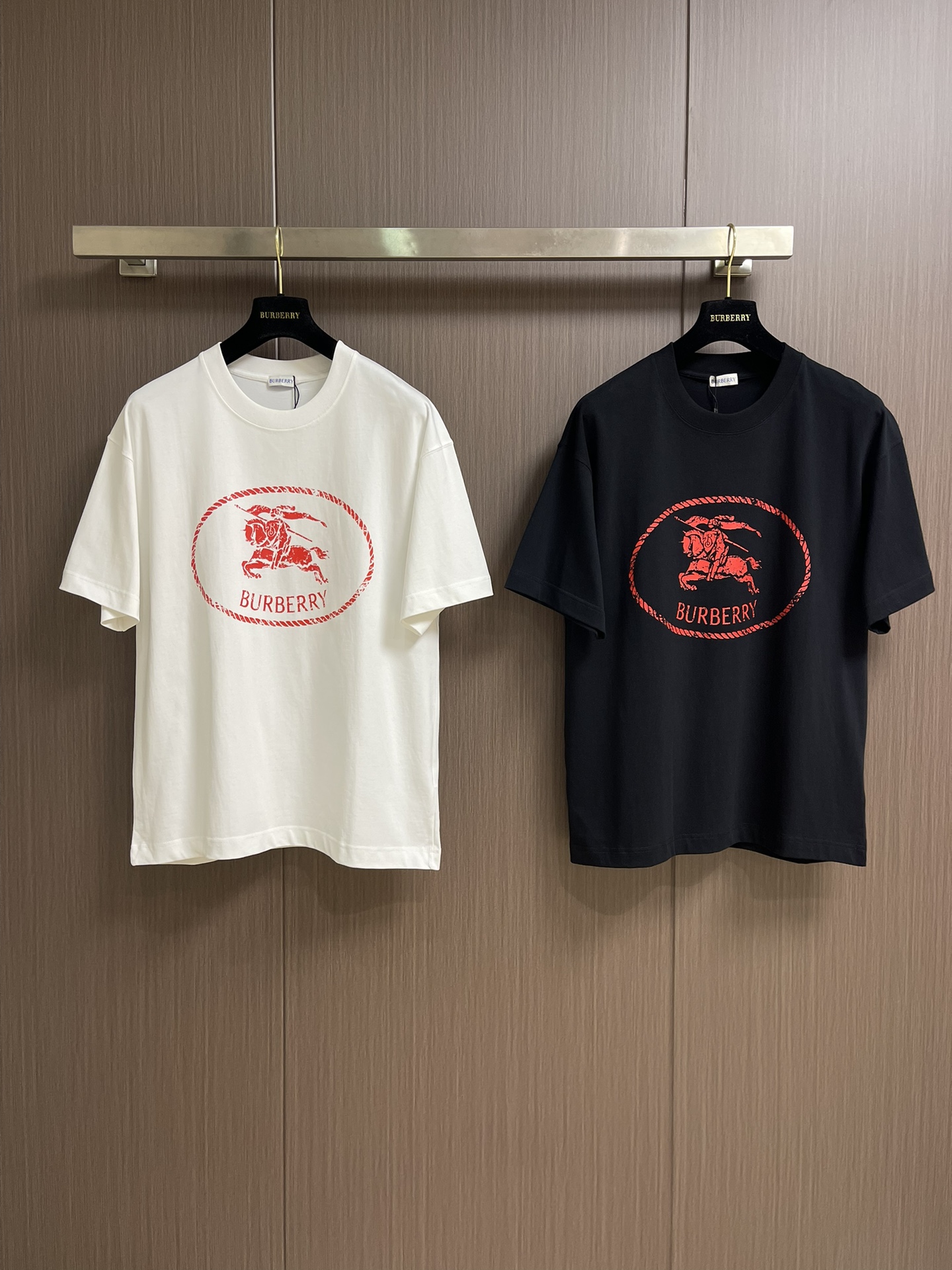 Burberry 骑士印章棉质混纺短袖T恤 选用棉质混纺材质打造，呈现休闲版型。点缀复古感骑士印章印花，