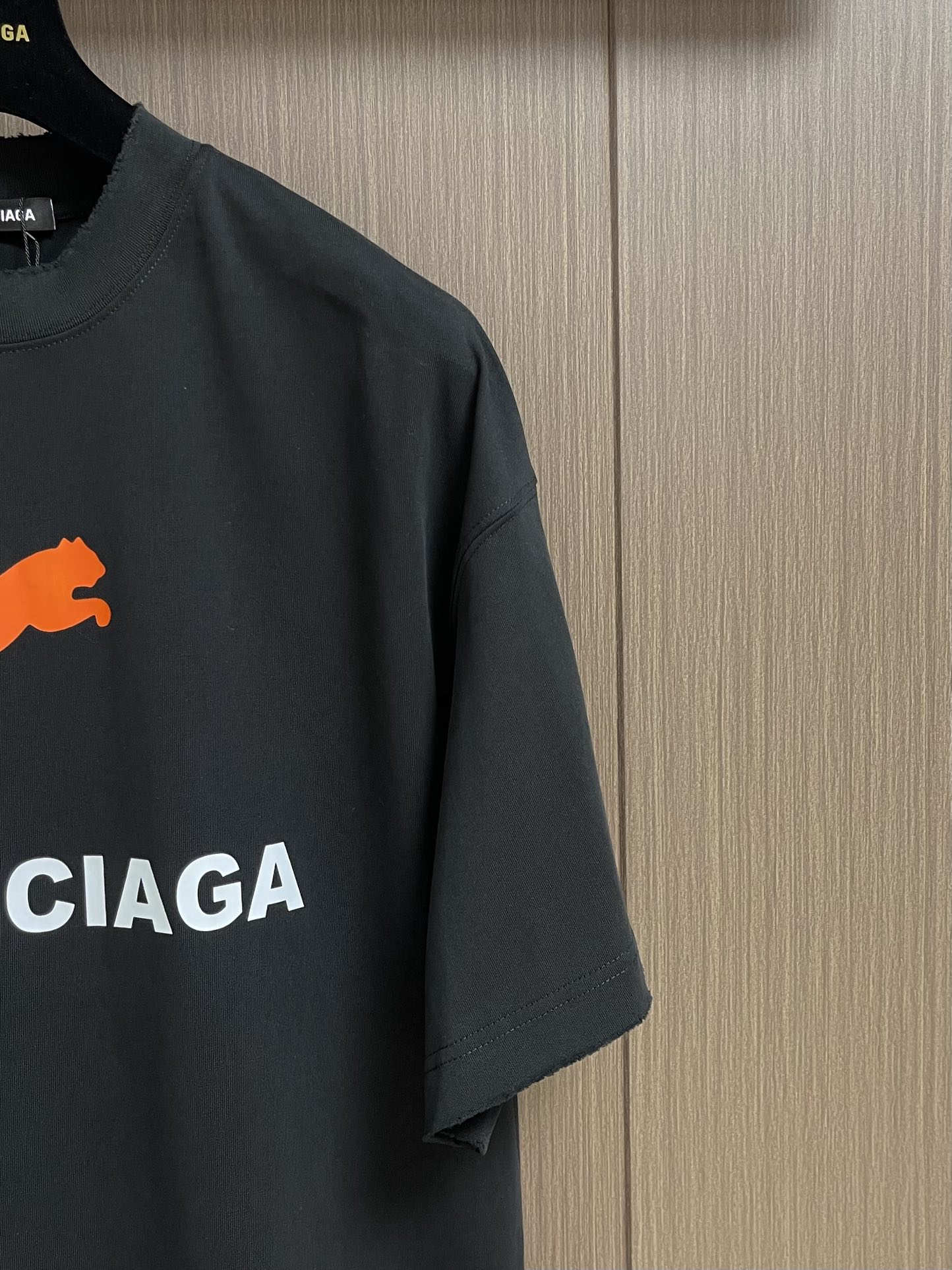 Balenciaga 联名Puma系列印花洗水短袖T恤，面料采用定织定染全棉双纱。克重260克，布面干净