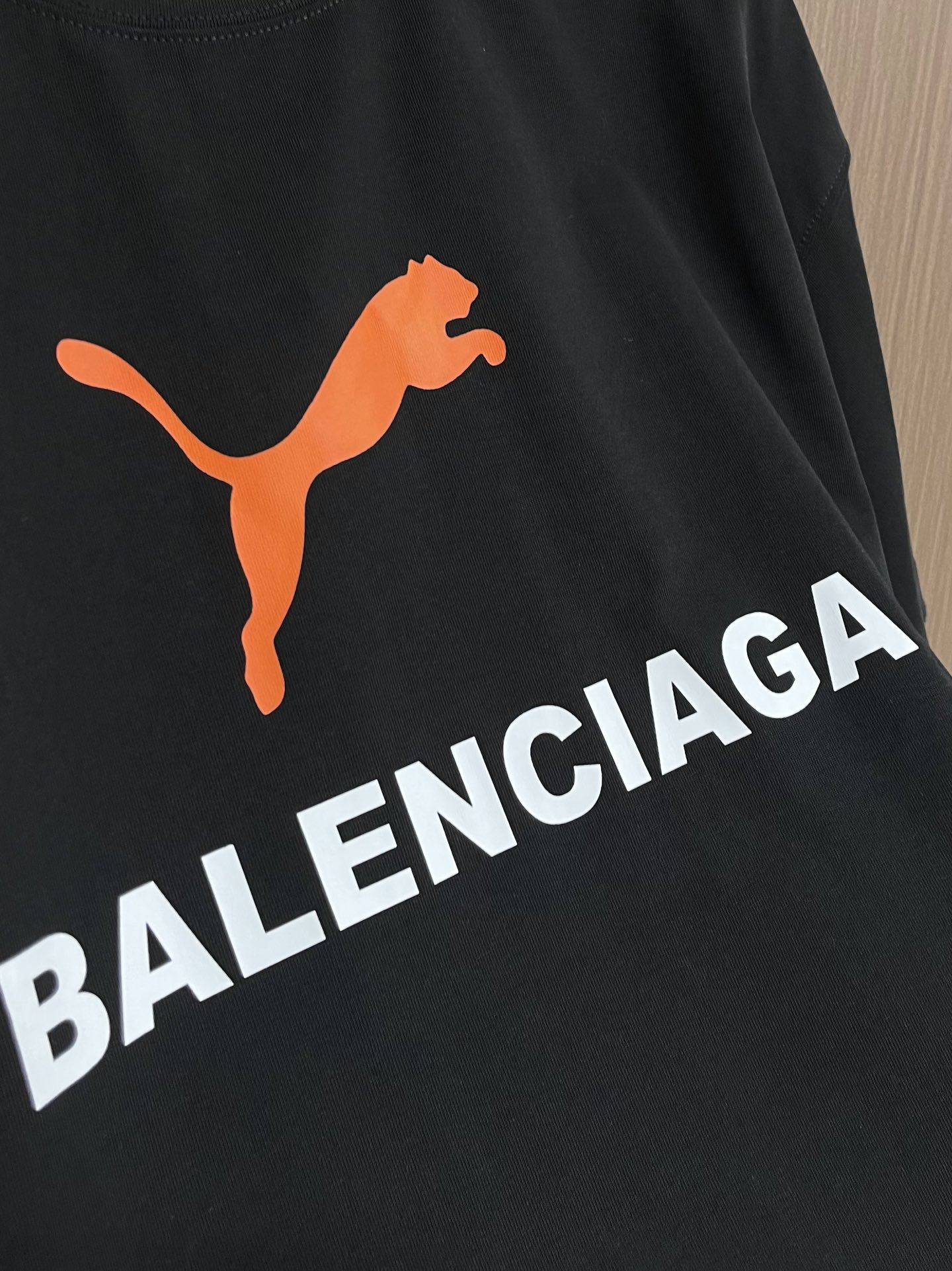 Balenciaga 联名Puma系列印花洗水短袖T恤，面料采用定织定染全棉双纱。克重260克，布面干净