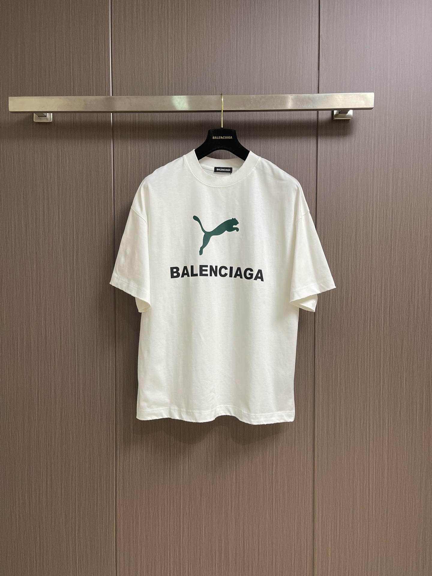 Balenciaga 联名Puma系列印花洗水短袖T恤，面料采用定织定染全棉双纱。克重260克，布面干净