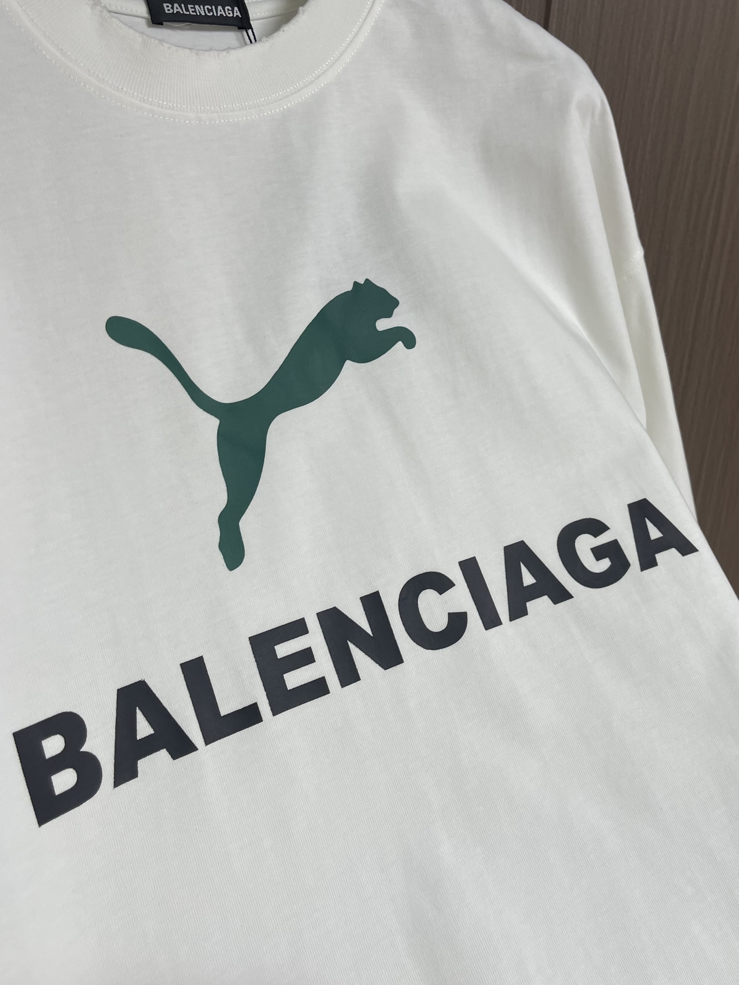 Balenciaga 联名Puma系列印花洗水短袖T恤，面料采用定织定染全棉双纱。克重260克，布面干净