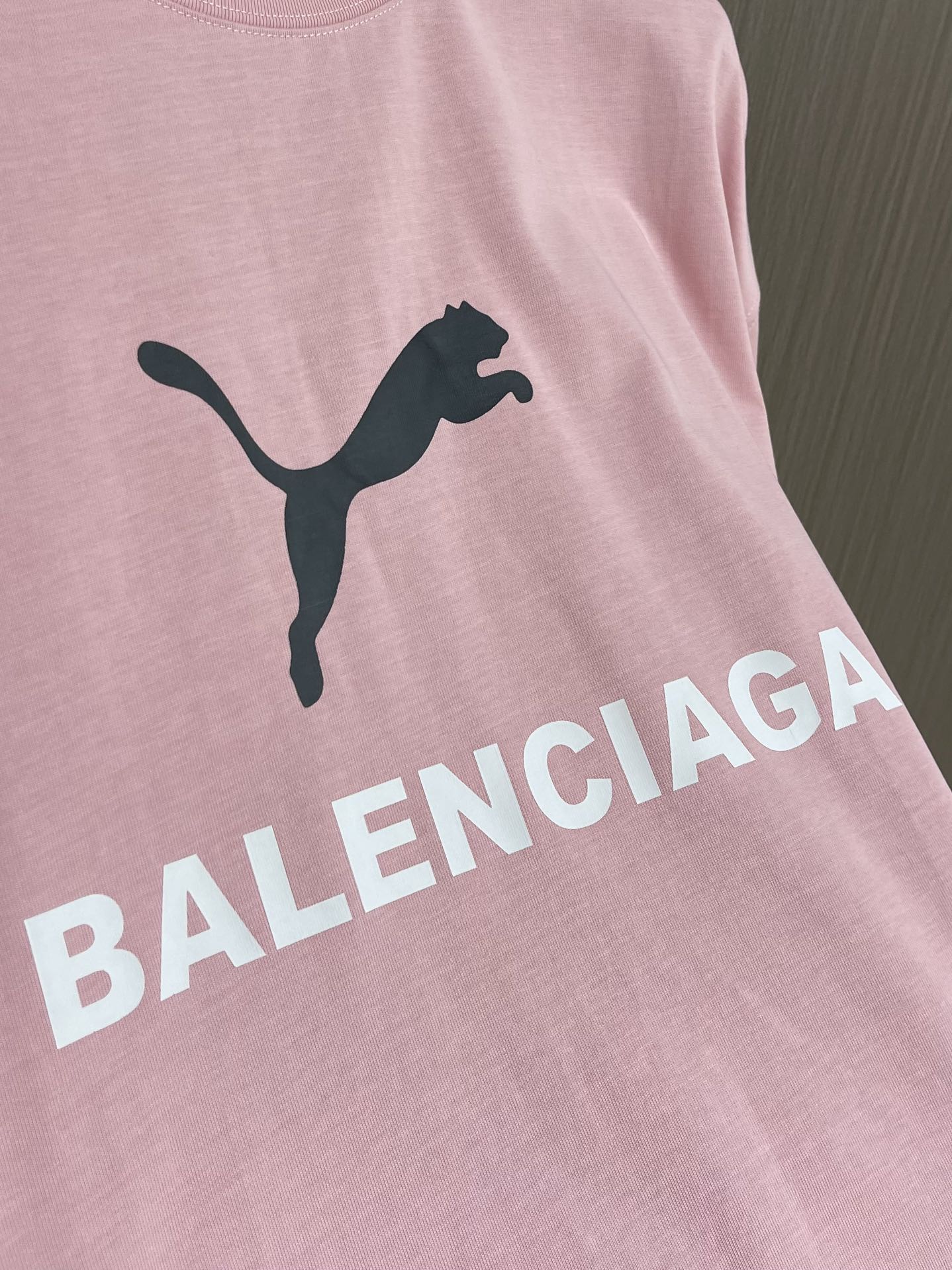 Balenciaga 联名Puma系列印花洗水短袖T恤，面料采用定织定染全棉双纱。克重260克，布面干净