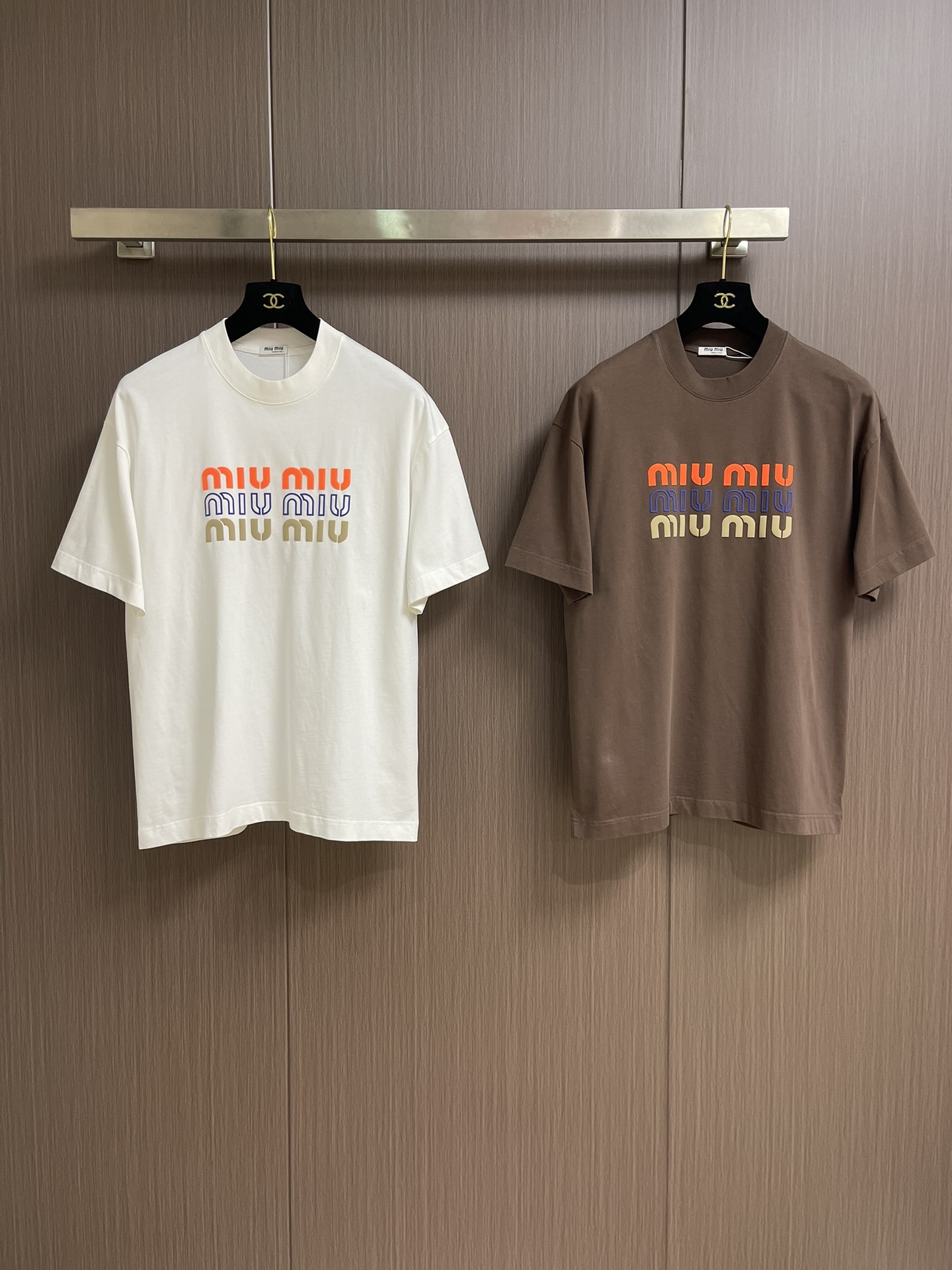 MIUMIU 2025ss春夏新款字母logo标识印花短袖T恤，既不单调也不复杂，恰到好处的展现品味！面