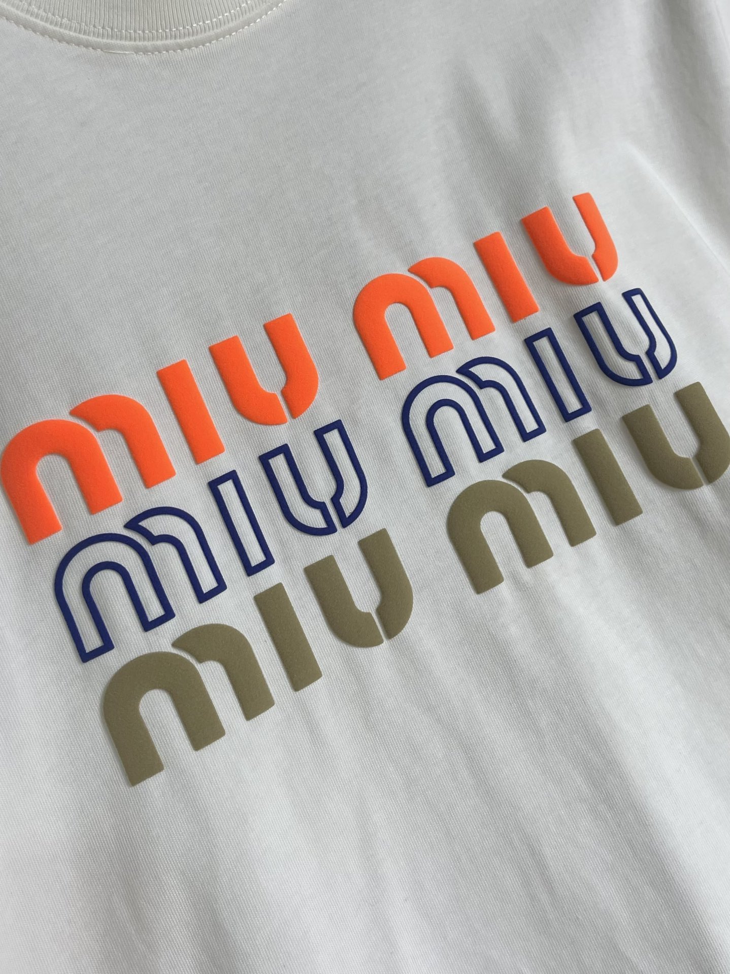 MIUMIU 2025ss春夏新款字母logo标识印花短袖T恤，既不单调也不复杂，恰到好处的展现品味！面