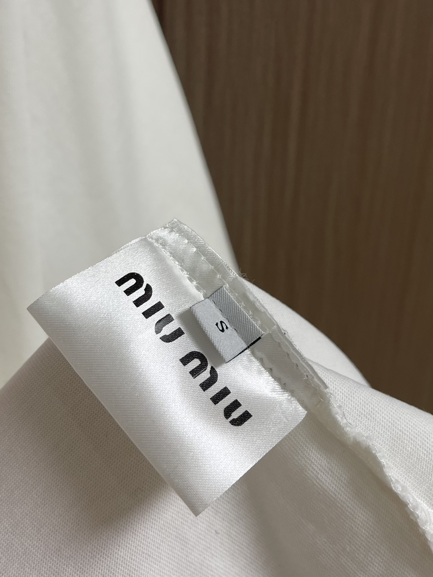 MIUMIU 2025ss春夏新款字母logo标识印花短袖T恤，既不单调也不复杂，恰到好处的展现品味！面