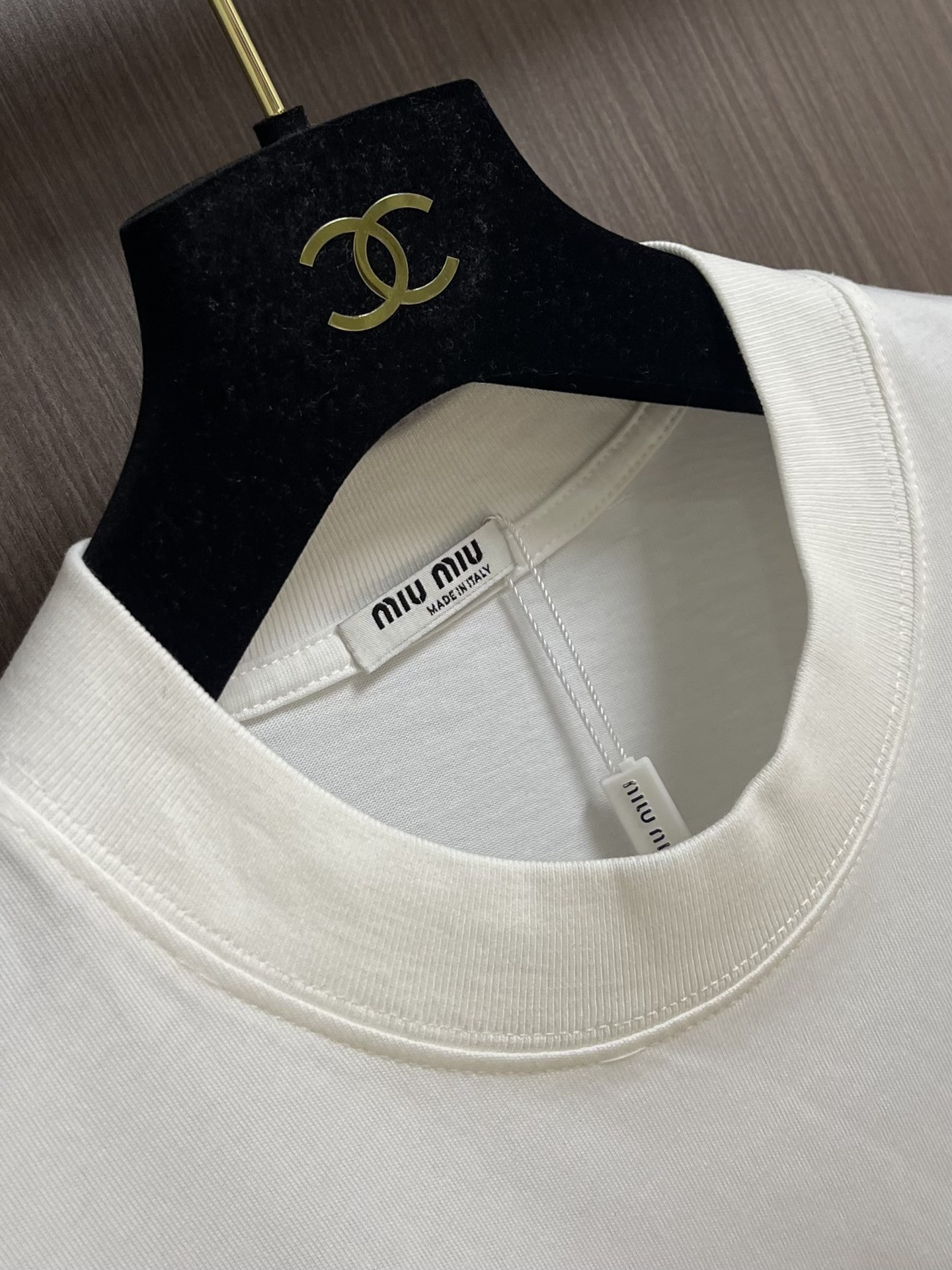 MIUMIU 2025ss春夏新款字母logo标识印花短袖T恤，既不单调也不复杂，恰到好处的展现品味！面