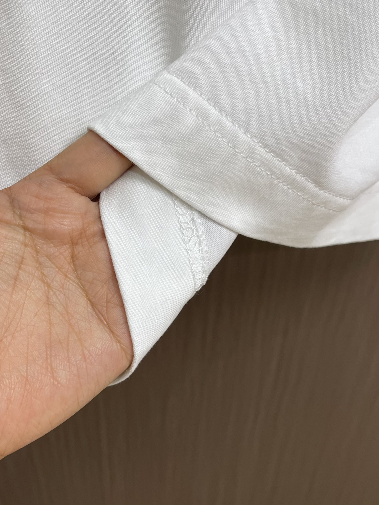 MIUMIU 2025ss春夏新款字母logo标识印花短袖T恤，既不单调也不复杂，恰到好处的展现品味！面