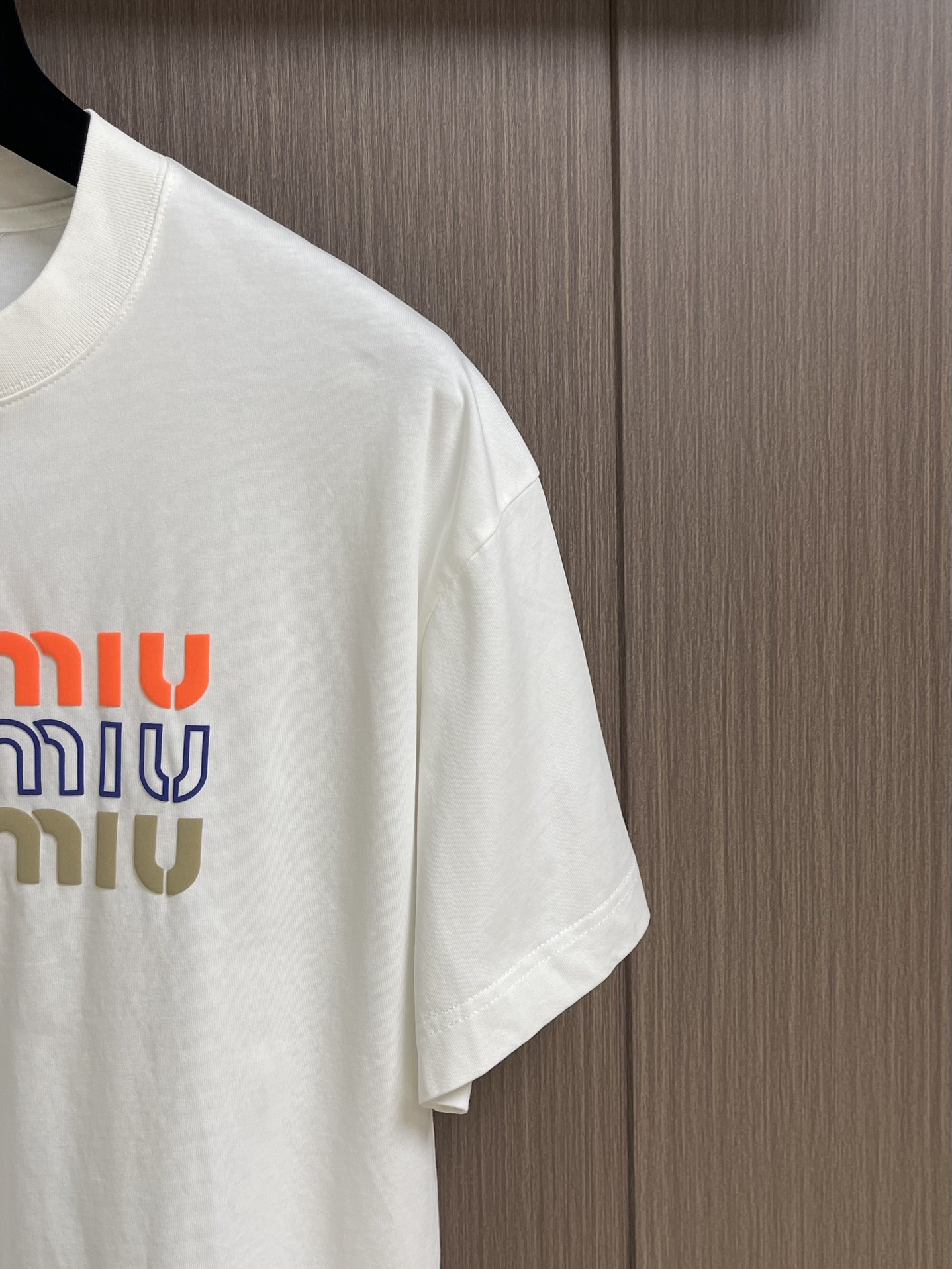 MIUMIU 2025ss春夏新款字母logo标识印花短袖T恤，既不单调也不复杂，恰到好处的展现品味！面