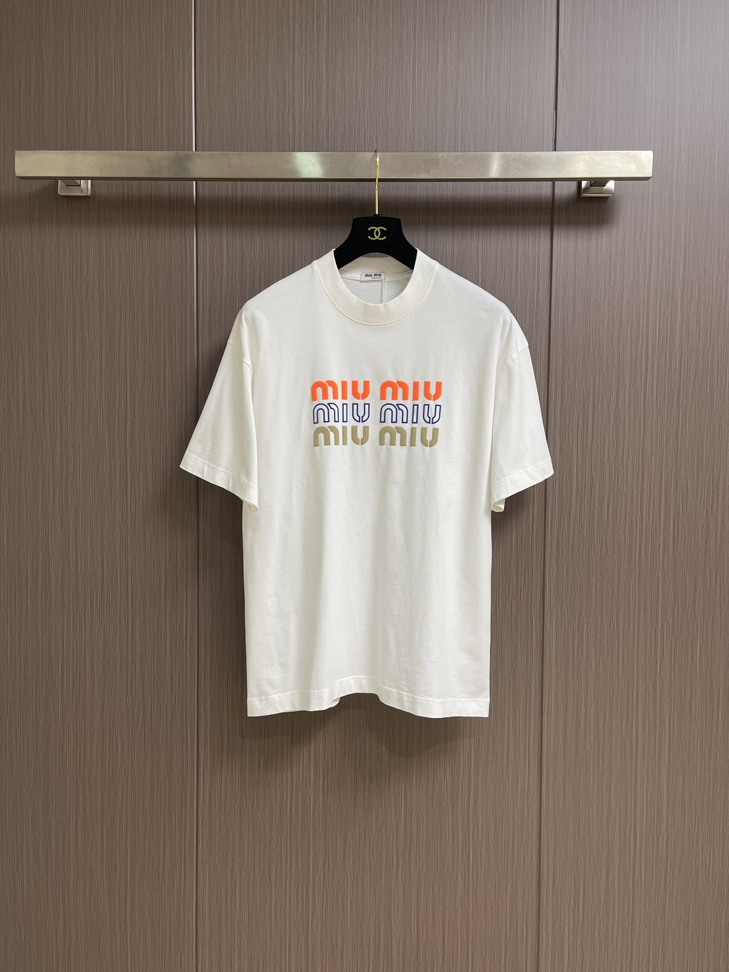 MIUMIU 2025ss春夏新款字母logo标识印花短袖T恤，既不单调也不复杂，恰到好处的展现品味！面