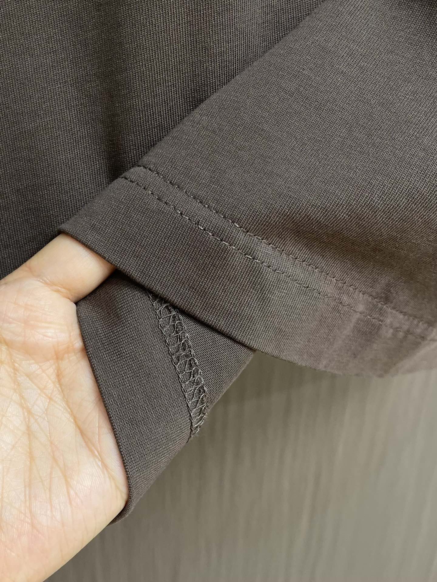 MIUMIU 2025ss春夏新款字母logo标识印花短袖T恤，既不单调也不复杂，恰到好处的展现品味！面