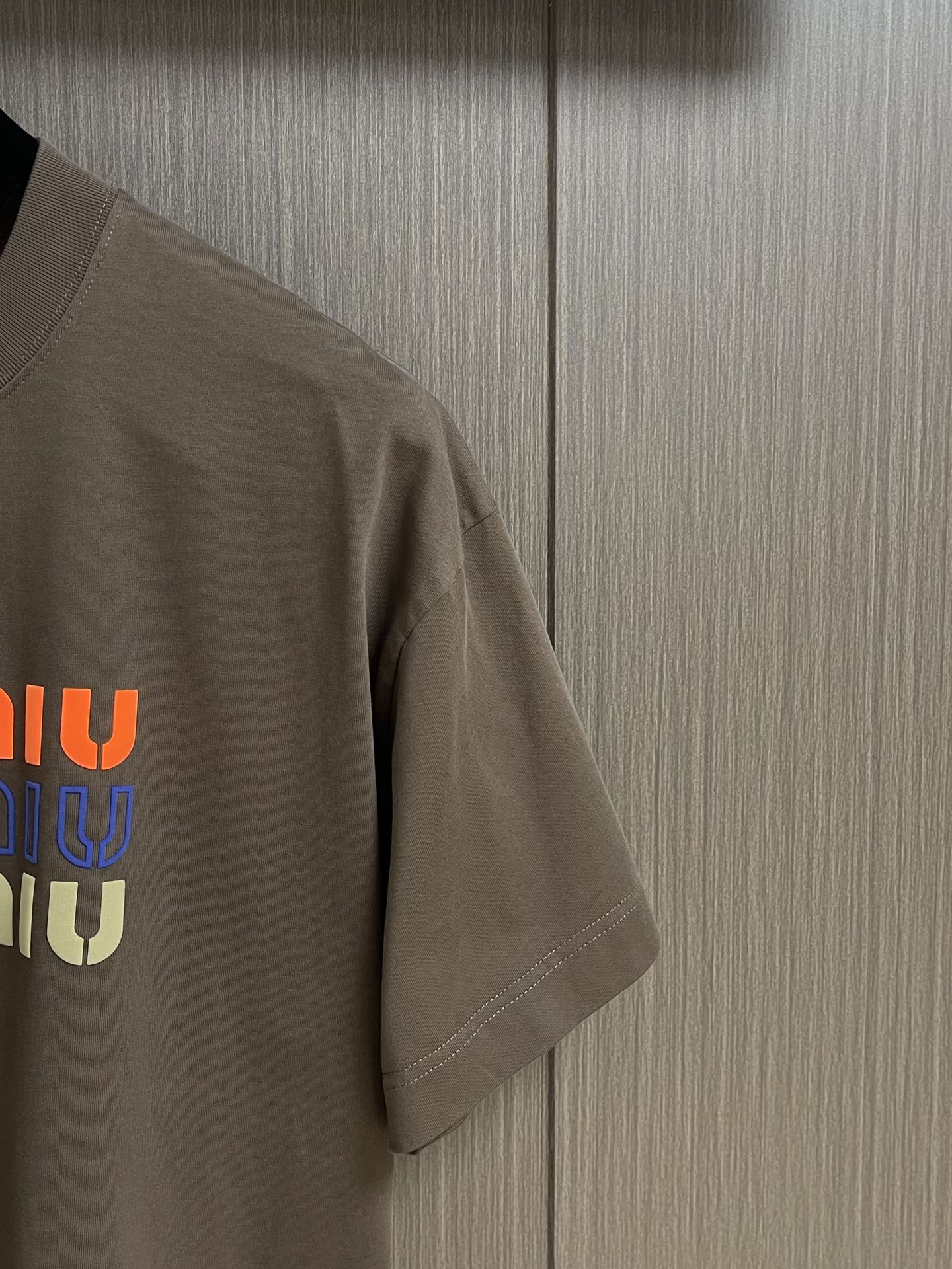 MIUMIU 2025ss春夏新款字母logo标识印花短袖T恤，既不单调也不复杂，恰到好处的展现品味！面