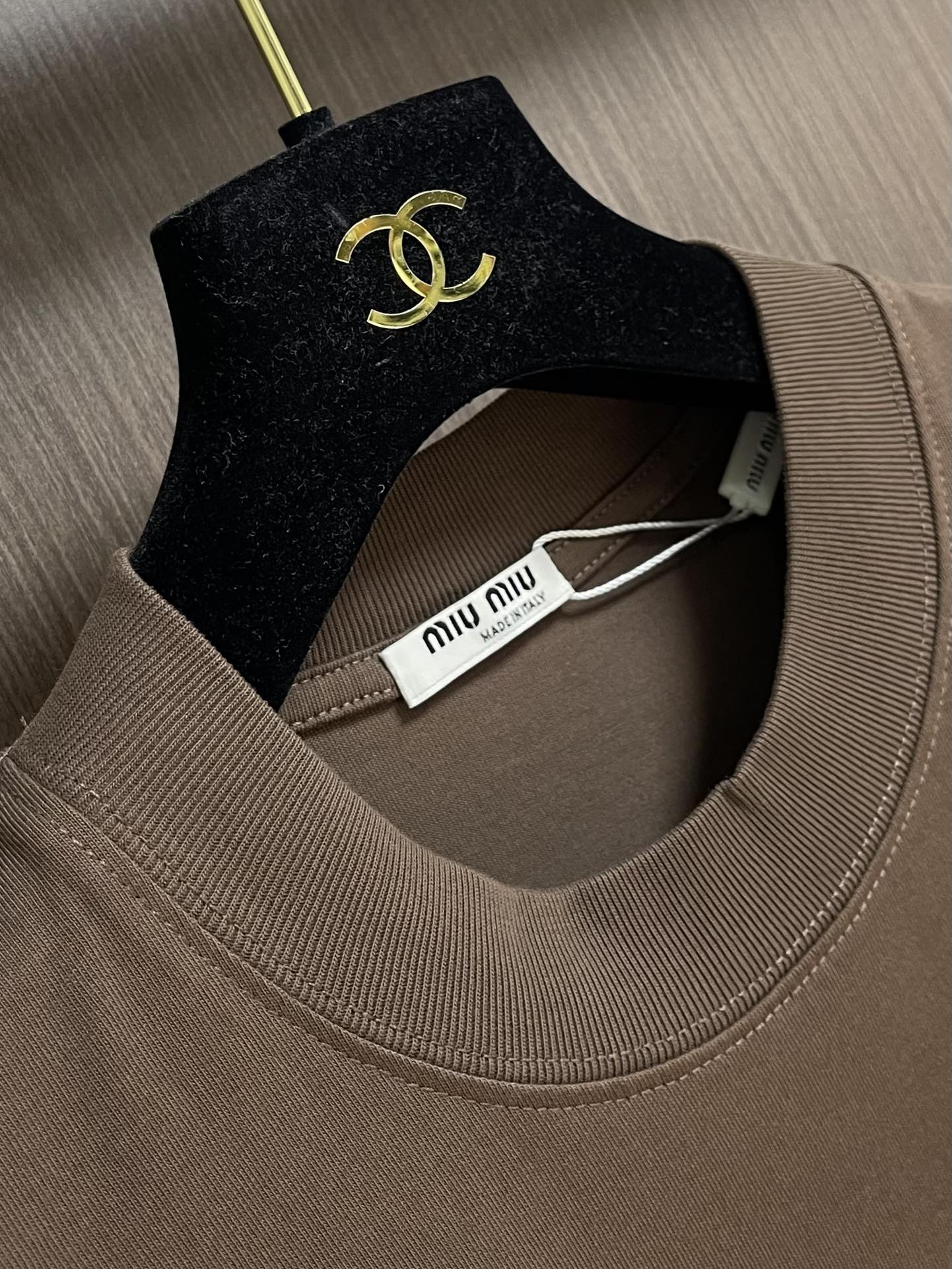 MIUMIU 2025ss春夏新款字母logo标识印花短袖T恤，既不单调也不复杂，恰到好处的展现品味！面