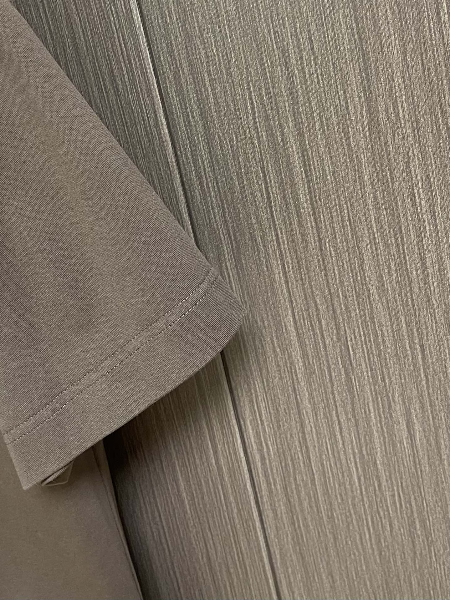 MIUMIU 2025ss春夏新款字母logo标识印花短袖T恤，既不单调也不复杂，恰到好处的展现品味！面