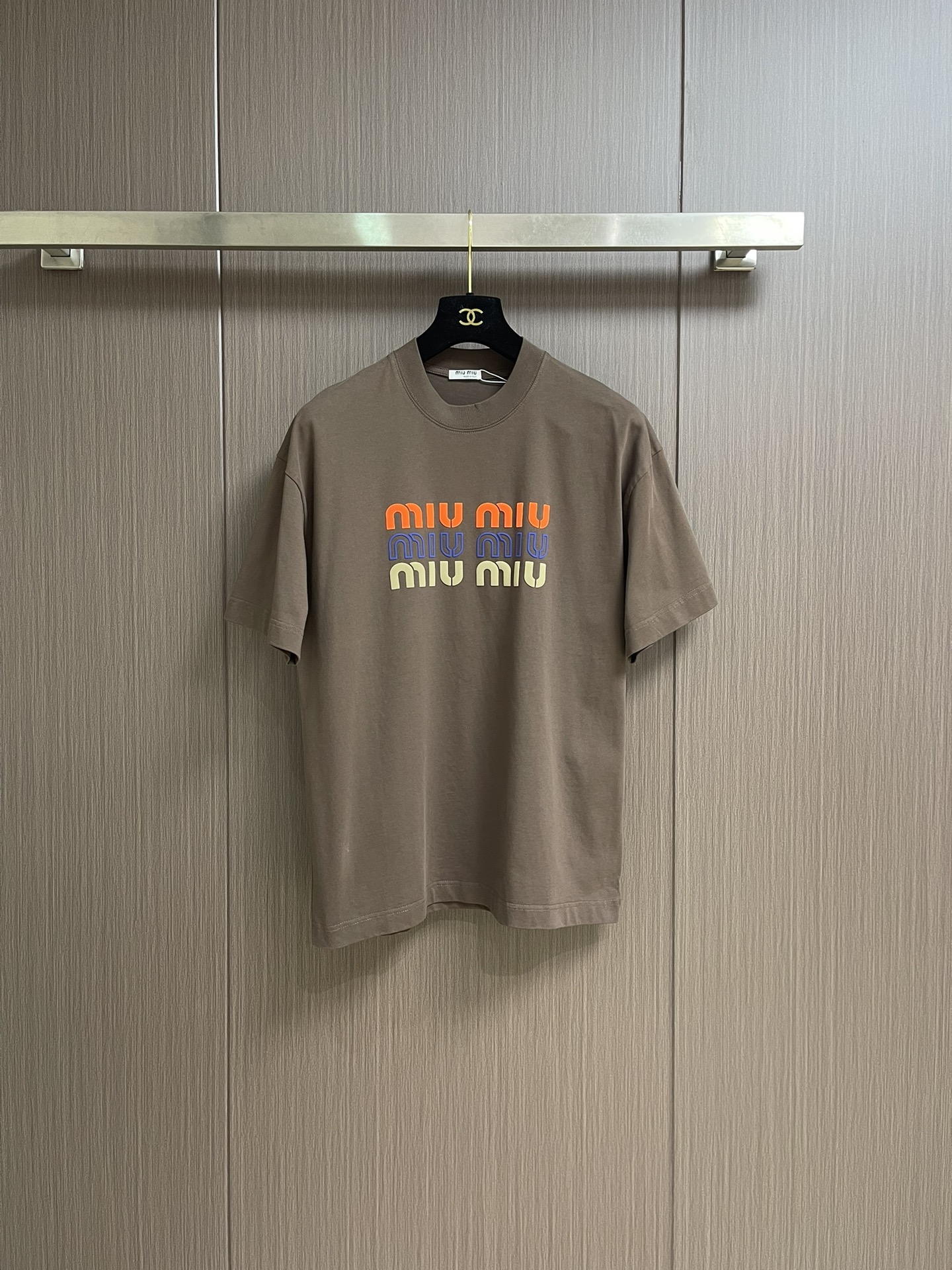 NO:531230,MIUMIU 2025ss Spring and Summer New Letter Logo Printed Short-sleeved T-shirt, neither monotonous nor complicated, just showing taste!  The fabric is comfortable, sweat-absorbing and breathable, and the unique high-end feeling of fabric presents a simple and elegant temperament!  Logo print design on the chest!  Full three-dimensional!  Standard cut design!  Size S-XXL Size bust 110cm garment length 73cm shoulder width 53cm M size bust 114cm garment length 74cm shoulder width 55cm L size bust 118cm garment length 75cm shoulder width 57cm XL size bust 122cm garment length 76cm shoulder width 59cm XXL size bust 126cm garment length 77cm shoulder width 61cm, miumiu, T-shirt,tees, t-shirt,alexander wang19860909MIUMIU 2025ss春夏新款字母logo标识印花短袖T恤,既不单调也不复杂,恰到好处的展现品味！面料舒适吸汗透气根本不在话下,面料独具的高奢感呈现简约优雅气质！胸前logo印花设计！饱满立体！标准裁剪设计！尺码S-XXL S码胸围110cm衣长73cm肩宽53cm M码胸围114cm衣长74cm肩宽55cm L码胸围118cm 衣长75cm肩宽57cm XL码胸围122cm 衣长76cm肩宽59cm XXL码胸围126cm 衣长77cm 肩宽61cm,,miumiu,T-shirt,tees，t-shirt,alexander wang,Men's clothing